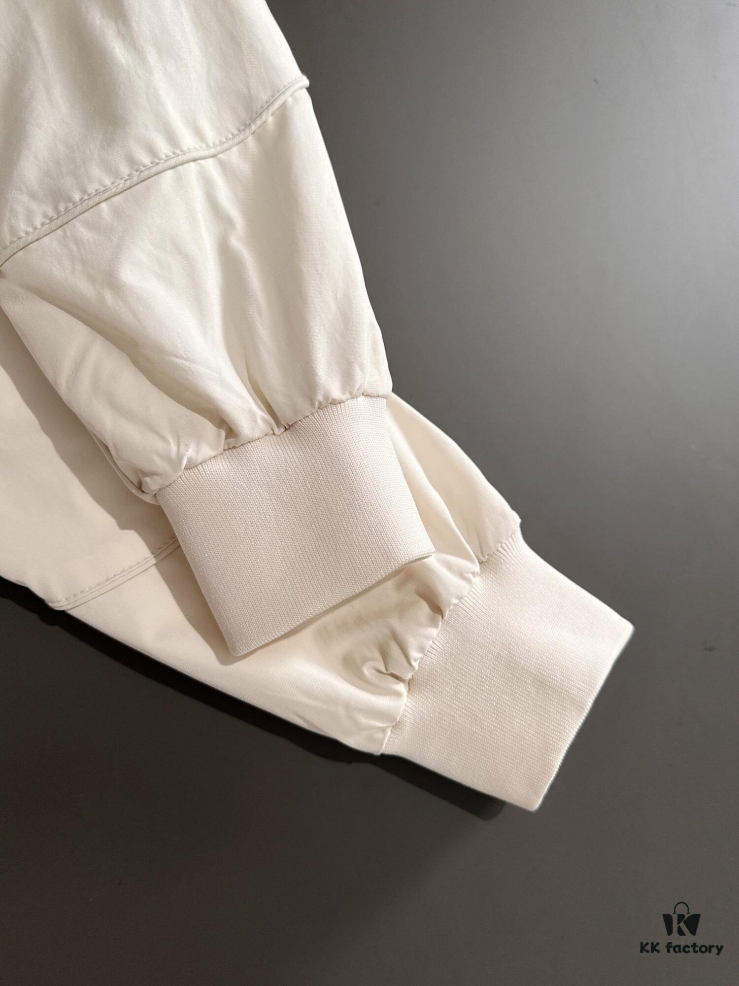 Canada Goose 2024 Autumn-Winter New Arrival Zippered Windbreaker Jacket, Custom-Dyed Nylon Fabric, Stylish and Lightweight Outerwear