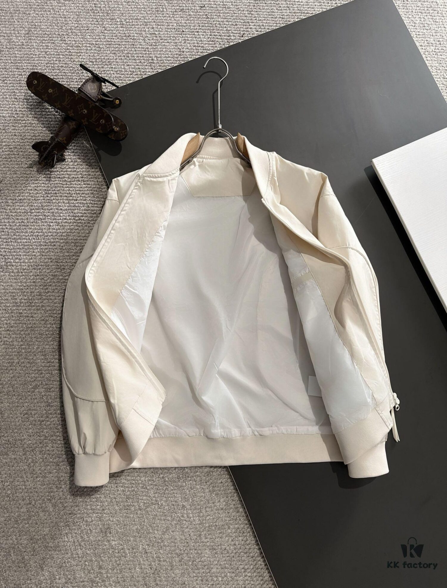 Canada Goose 2024 Autumn-Winter New Arrival Zippered Windbreaker Jacket, Custom-Dyed Nylon Fabric, Stylish and Lightweight Outerwear