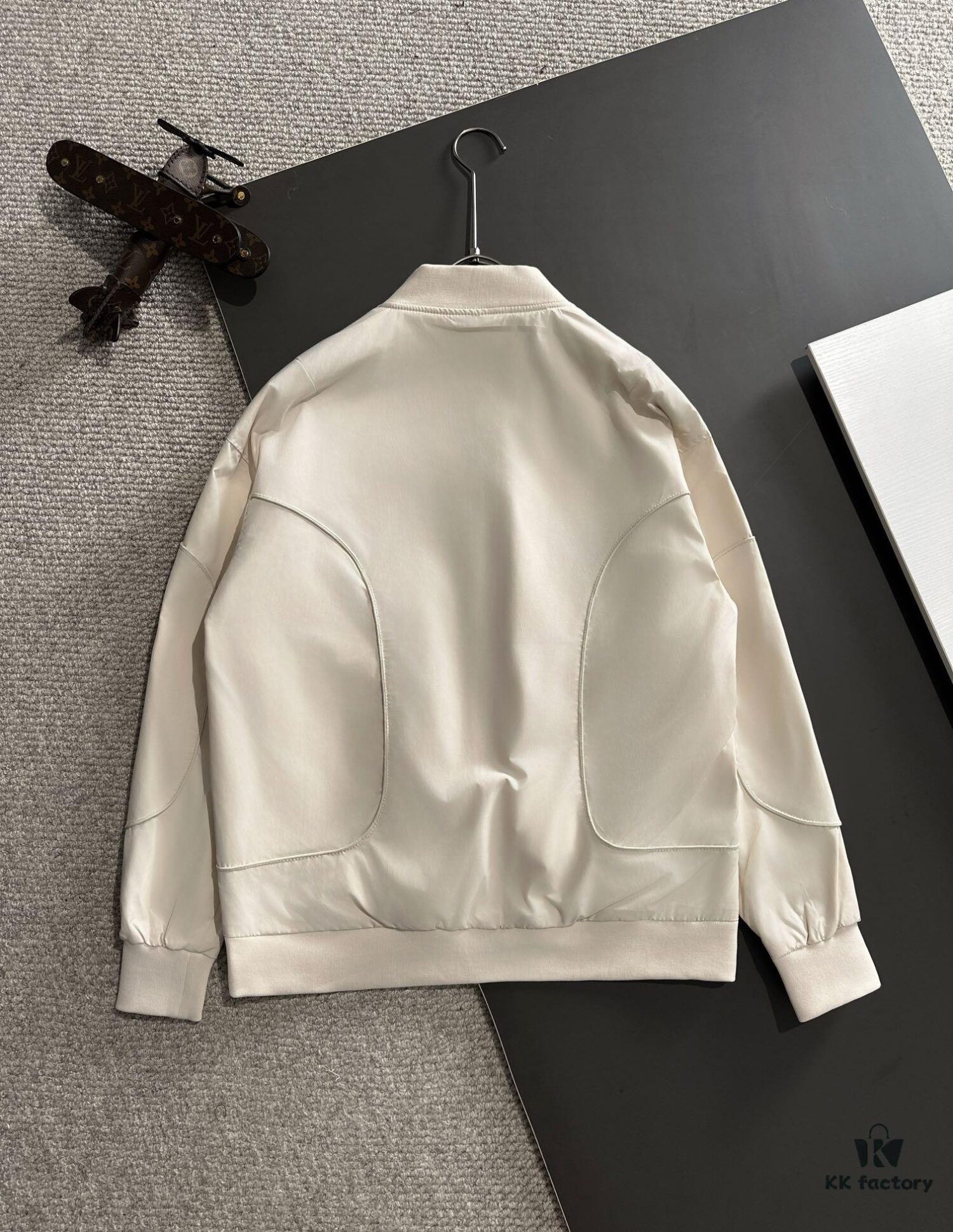 Canada Goose 2024 Autumn-Winter New Arrival Zippered Windbreaker Jacket, Custom-Dyed Nylon Fabric, Stylish and Lightweight Outerwear