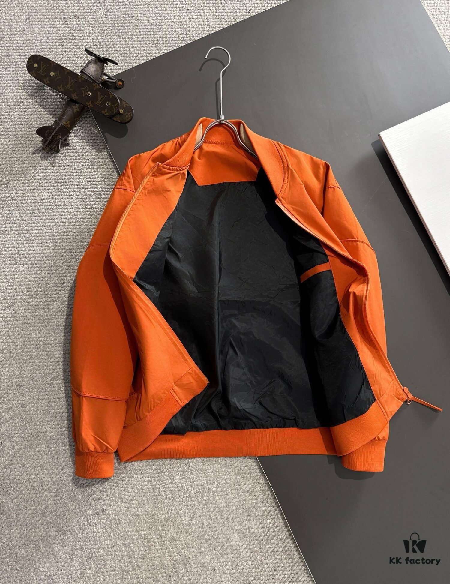 Canada Goose 2024 Fall/Winter New Arrival Zip-Up Windbreaker Jacket, Custom-Dyed Nylon Fabric, Stylish and Lightweight Outerwear