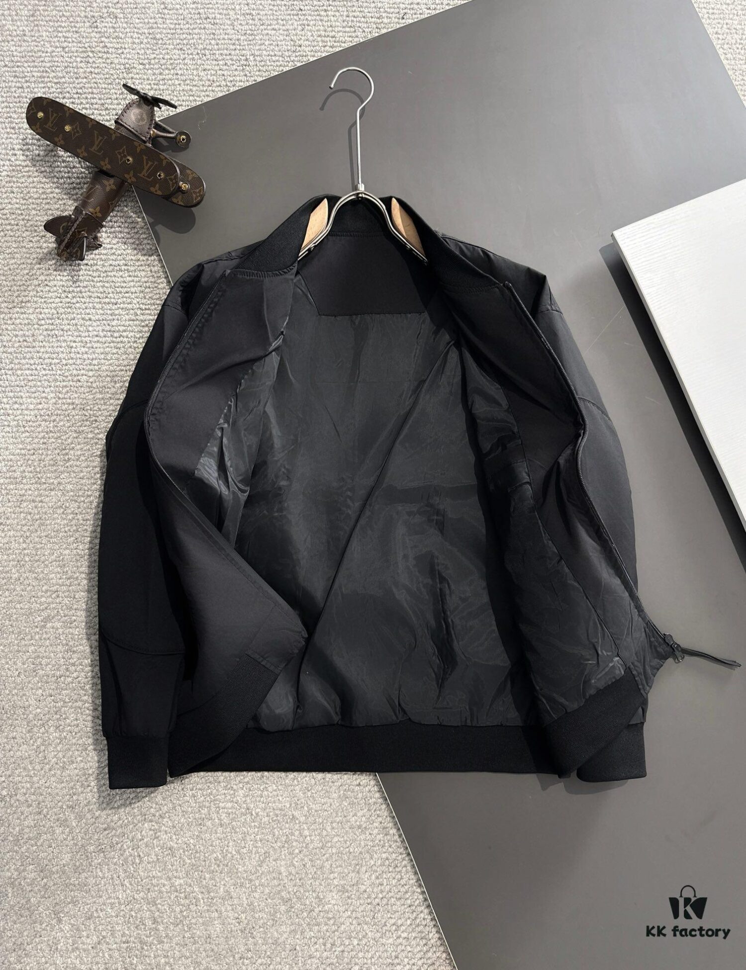 Canada Goose 2024 Autumn/Winter New Arrival Zippered Windbreaker Jacket, Custom-Dyed Nylon Fabric, Stylish and Lightweight Outerwear