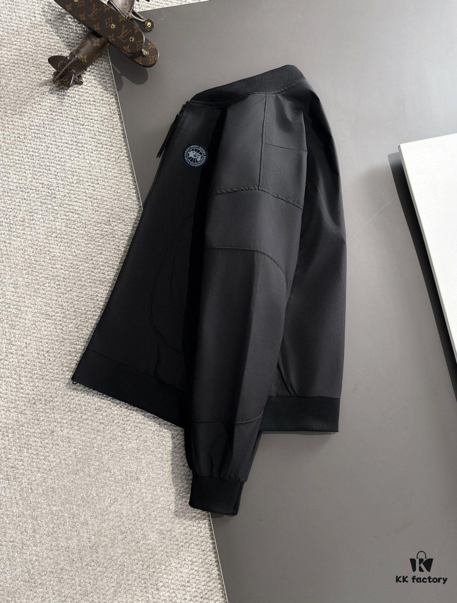 Canada Goose 2024 Autumn/Winter New Arrival Zippered Windbreaker Jacket, Custom-Dyed Nylon Fabric, Stylish and Lightweight Outerwear