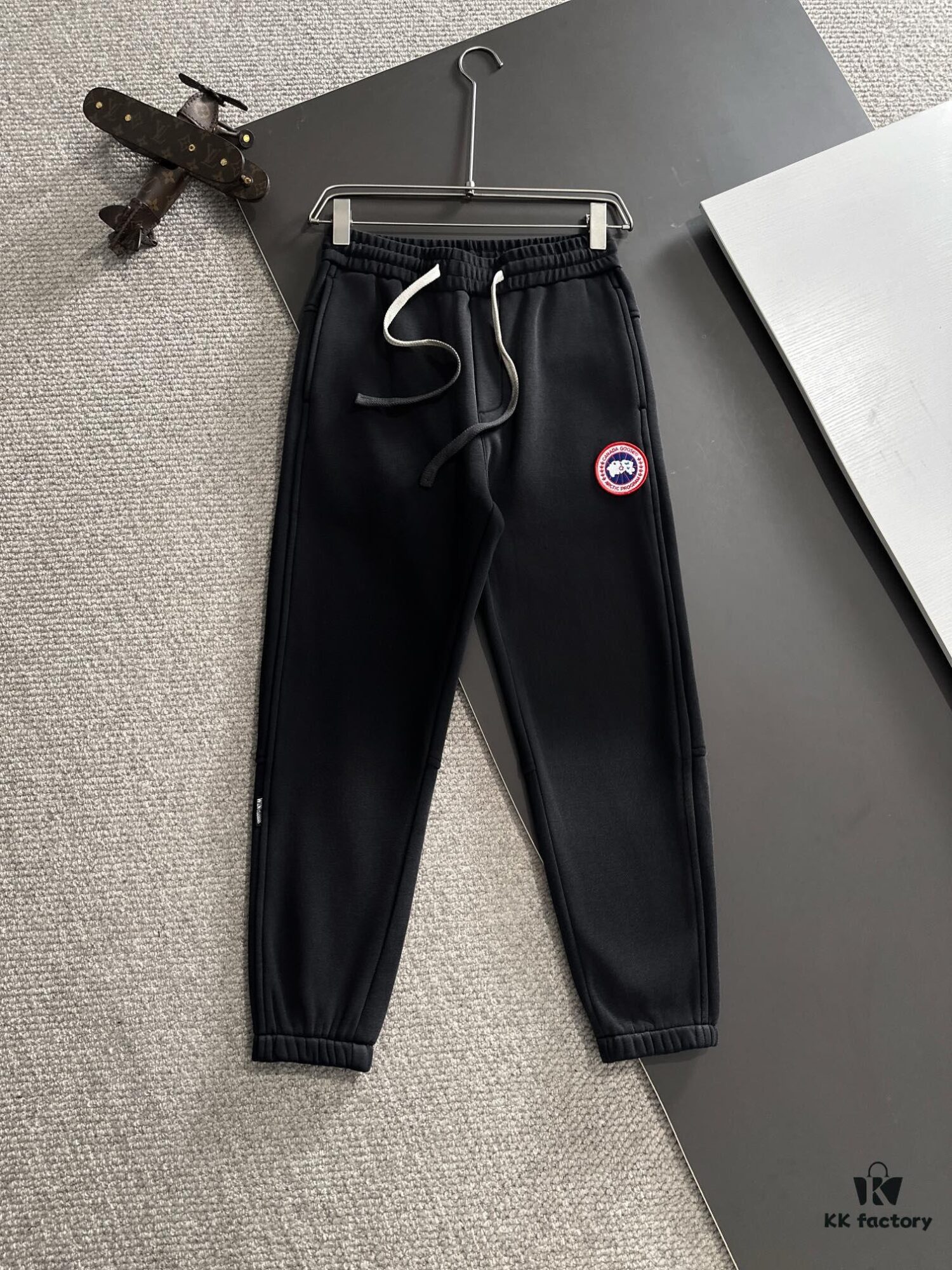 Canada Goose 2024 Autumn/Winter New Elastic Waist Casual Pants, Fleece-Lined, Premium Custom Fabric, Breathable and Comfortable, Refined Design with Brand Identity, Soft and Smooth Texture, Excellent Fit and Tailoring
