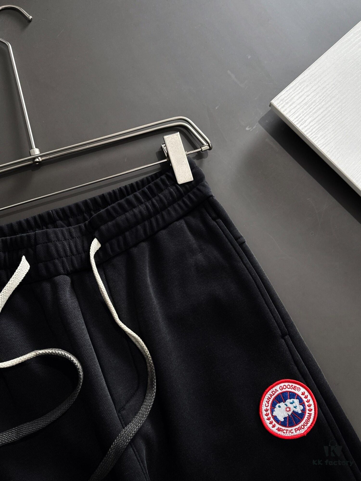 Canada Goose 2024 Autumn/Winter New Elastic Waist Casual Pants, Fleece-Lined, Premium Custom Fabric, Breathable and Comfortable, Refined Design with Brand Identity, Soft and Smooth Texture, Excellent Fit and Tailoring