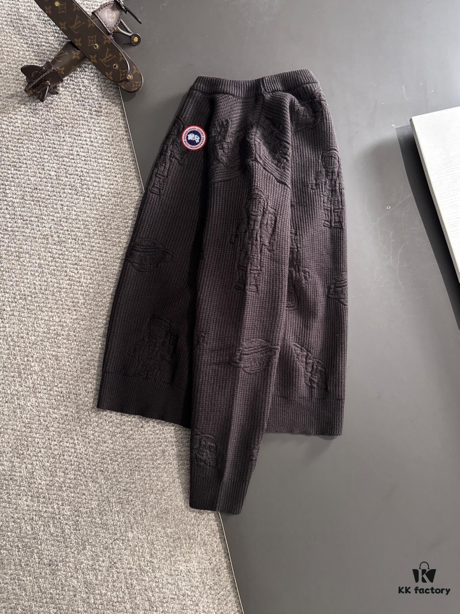 Canada Goose 2024 Official Autumn-Winter New Round Neck Sweater, Bestselling Cashmere Blend Pullover with Embroidered Logo, Direct Skin Contact Comfort, Premium Tailoring