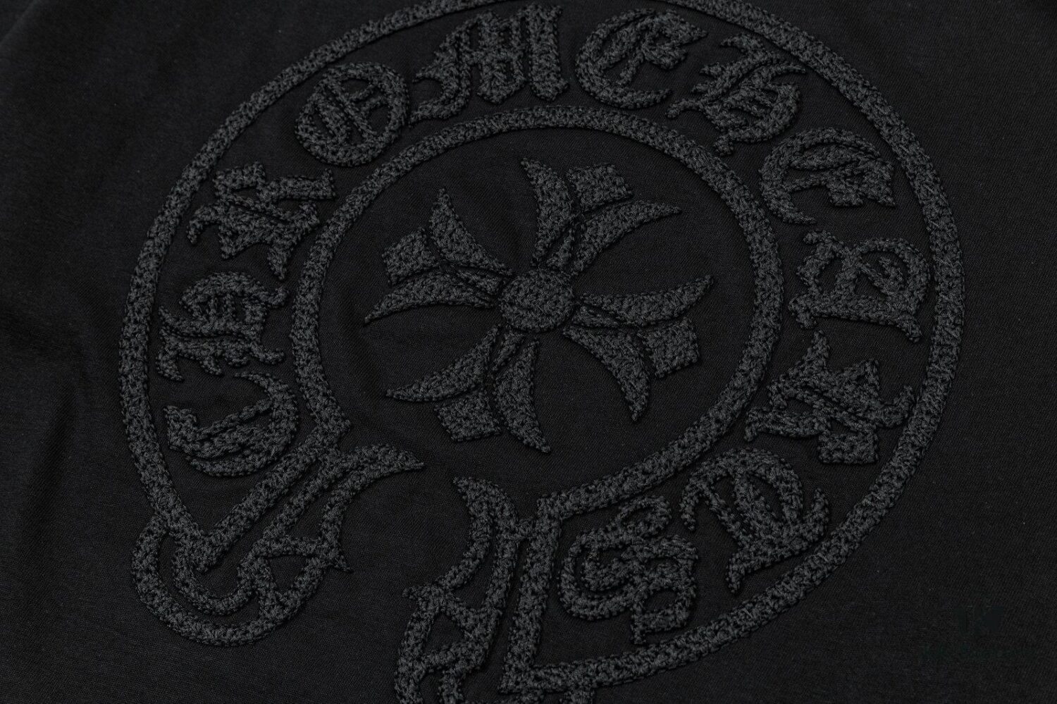 CH Chrome Hearts 2025FW Short Sleeve T-Shirt with Arch Bridge Embroidery and Hollow Stitch, Premium 26s Double Yarn 300g Fabric, Heavyweight Material, Custom Stretch Ribbing Dyed in Same Dye Bath, Complete Three Labels, Unisex Design