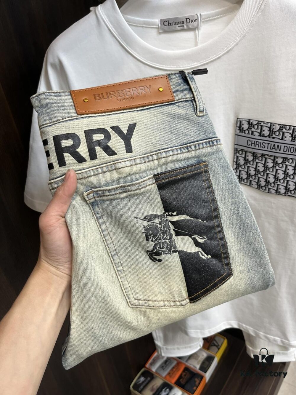 Exclusive New Arrival 🔥 Cross Jewelry Men's Fashion Casual Jeans, High-End European Style Original Stock Pants, Trendy and Comfortable with Excellent Breathability, Impeccable Craftsmanship and Brand Design Elements Reflecting Premium Quality, Featuring a Relaxed Cut for an Outstanding Fit