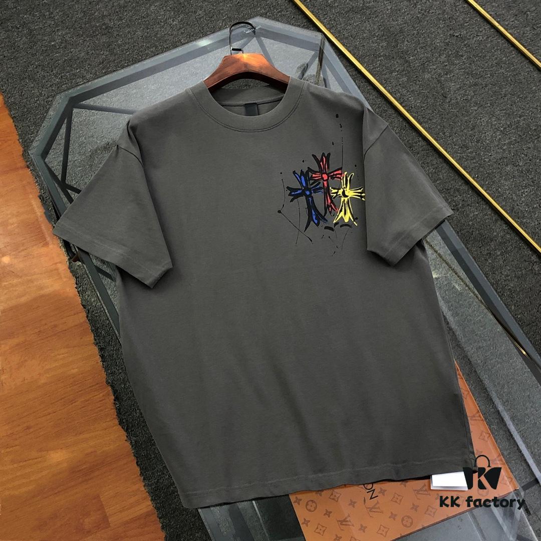 Chrome Hearts 2025 New Graffiti Print Short-Sleeve T-Shirt △ Original Fabric △ High Version △ Premium Quality Influencer & Celebrity Style △ 320g Garment Washed Horseshoe Cross Graffiti Design △ Fully Washable Horseshoe Cross Print △ Extremely Versatile and Stylish △ Complete with Triple Labels △ Unisex Essential Must-Have Tee