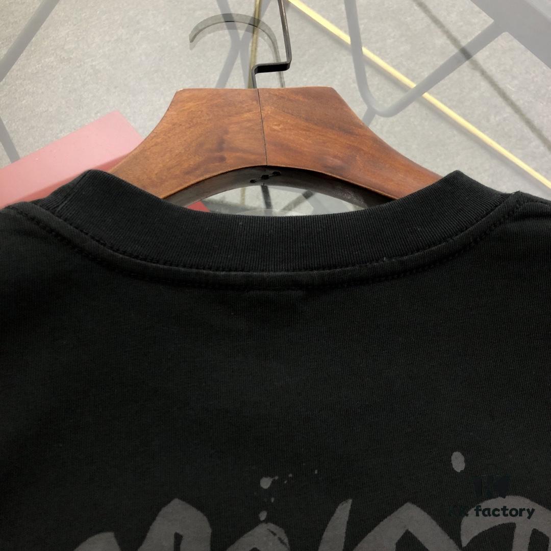 Chrome Hearts 2025 New Graffiti Print Short Sleeve T-Shirt △ Original Fabric △ High Version △ Premium Quality Influencer & Celebrity Style △ 320g Garment Washed Horseshoe Cross Graffiti Design △ Fully Washed Finish △ Horseshoe Cross Print △ Ultra Versatile Styling △ Complete with Triple Labels △ Unisex Essential Must-Have Tee