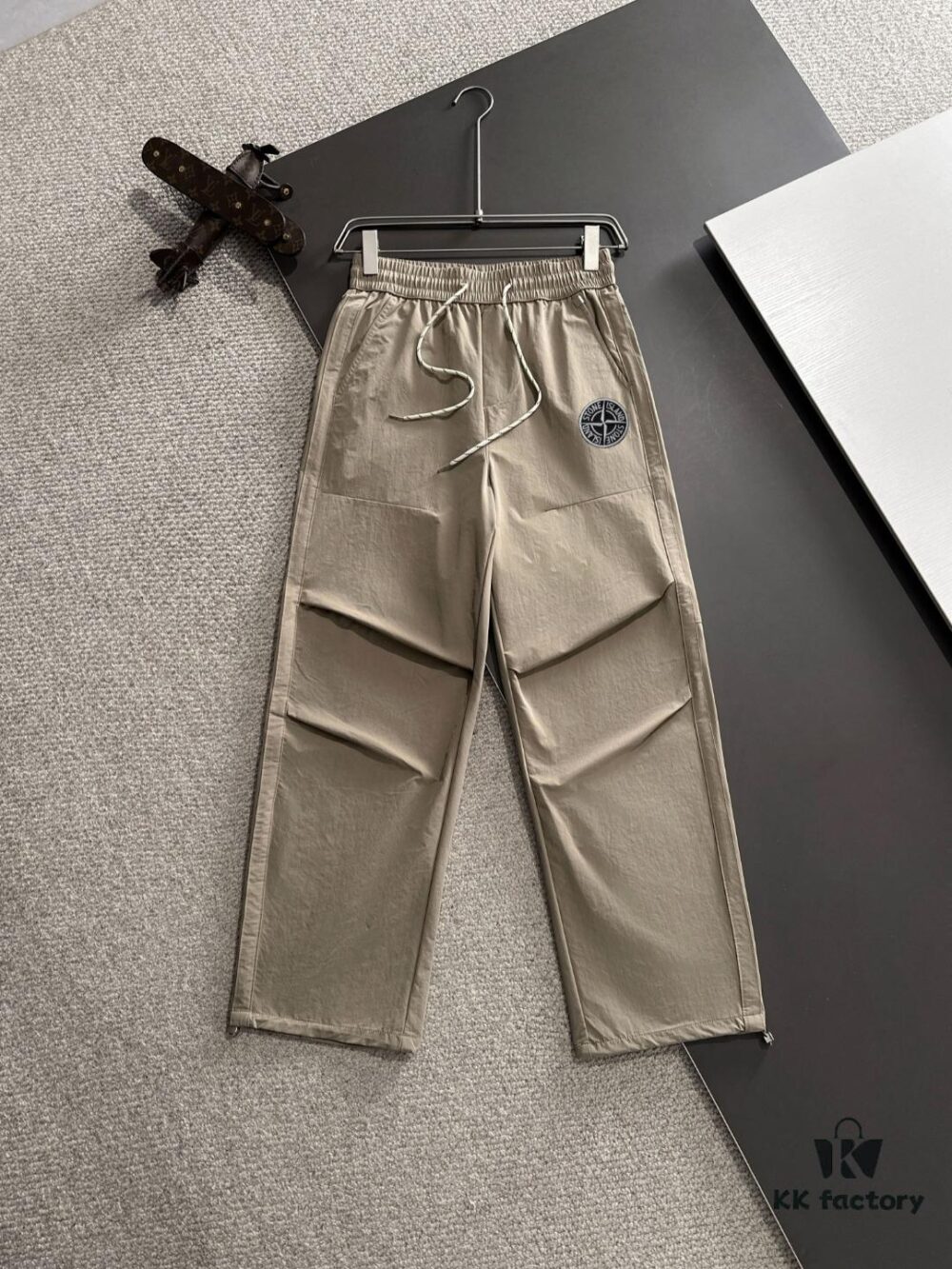 Stone Island 2025 Spring/Summer New Elastic Waist Casual Pants, Lightweight Custom Fabric, Breathable and Comfortable, Exquisite Details, Premium Design Concept, Soft and Smooth Texture, Relaxed Cut with Excellent Fit