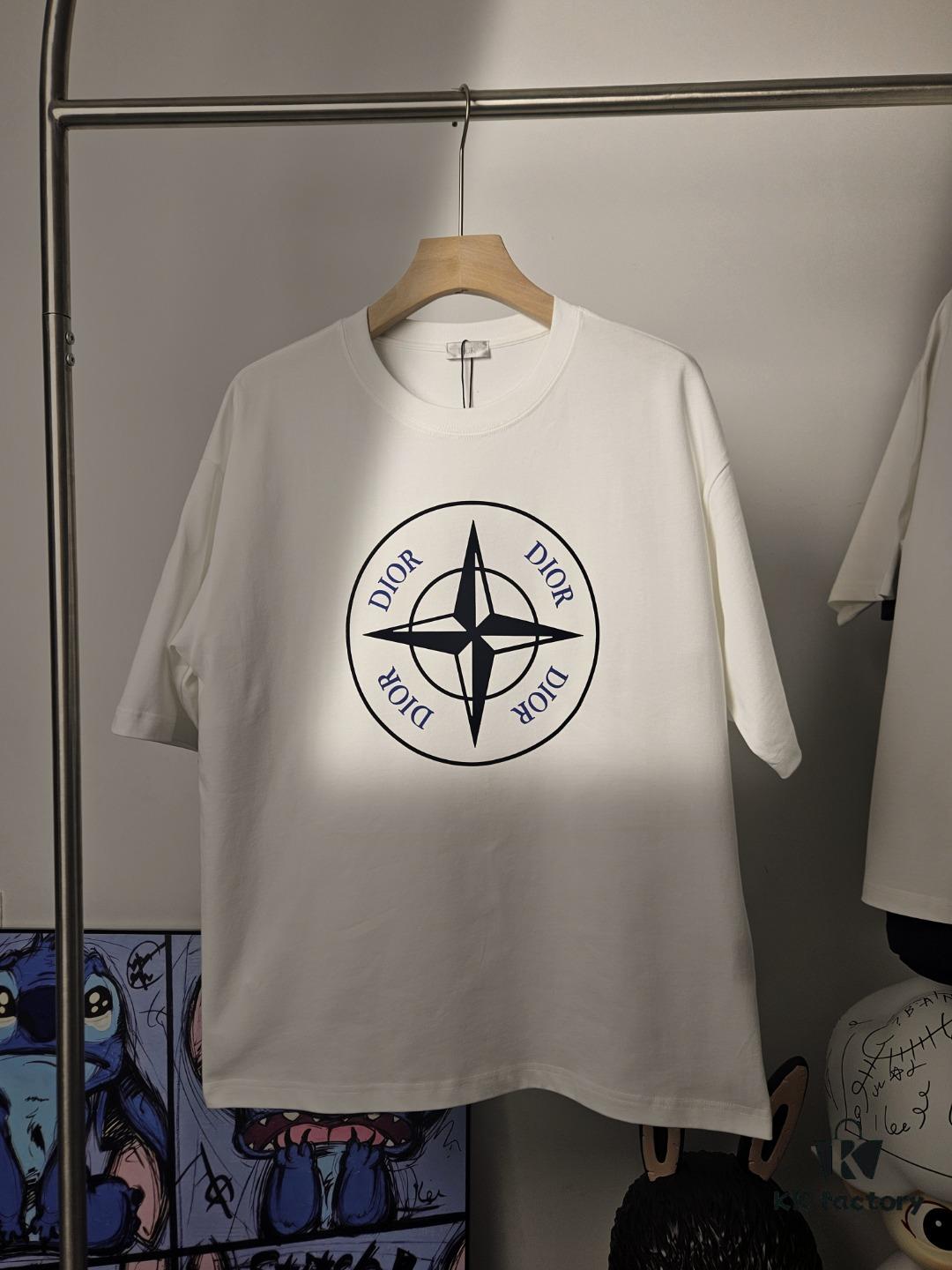 DIOR & Stone Island Short Sleeve T-Shirt, Premium Version with Original Pattern Custom 280g 32S Double-Yarn 100% Cotton Fabric, Exceptionally Soft and Comfortable, Fully Different from Market Versions, Shrink-Resistant, Deformation-Resistant, Anti-Pilling, Paired with 320g 1x1 Ribbing (Same-Dye-Batch Ribbing for Color Consistency, Resists Deformation), Authentic 1:1 Fit, Custom Trims