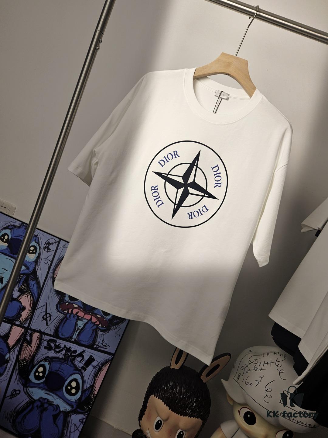 DIOR & Stone Island Short Sleeve T-Shirt, Premium Version with Original Pattern Custom 280g 32S Double-Yarn 100% Cotton Fabric, Exceptionally Soft and Comfortable, Fully Different from Market Versions, Shrink-Resistant, Deformation-Resistant, Anti-Pilling, Paired with 320g 1x1 Ribbing (Same-Dye-Batch Ribbing for Color Consistency, Resists Deformation), Authentic 1:1 Fit, Custom Trims