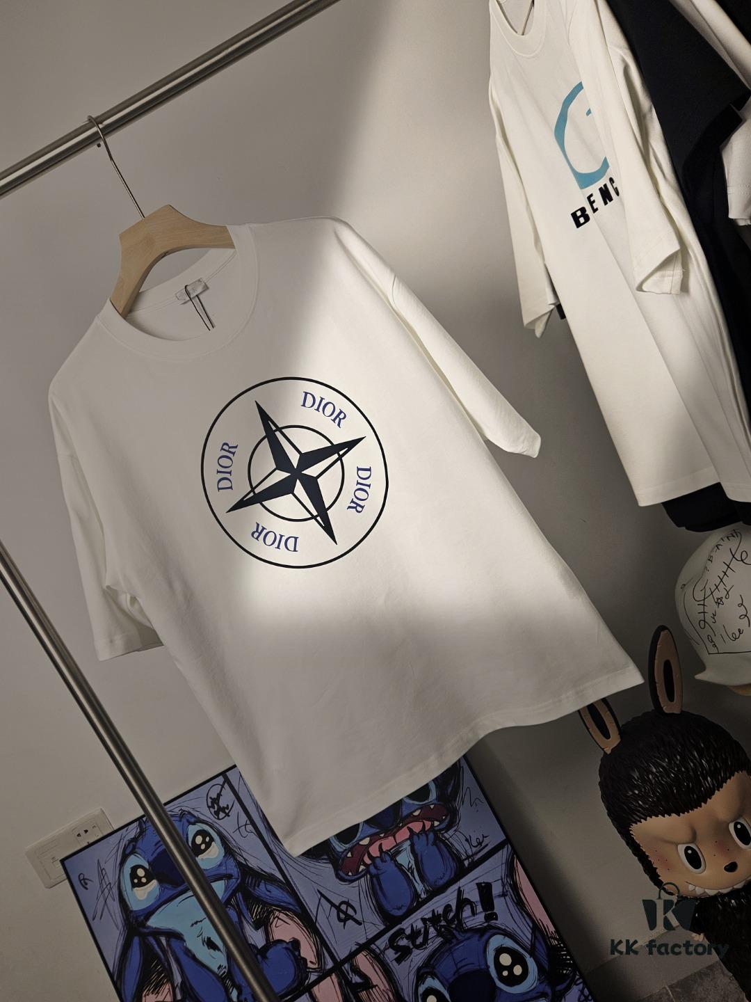 DIOR & Stone Island Short Sleeve T-Shirt, Premium Version with Original Pattern Custom 280g 32S Double-Yarn 100% Cotton Fabric, Exceptionally Soft and Comfortable, Fully Different from Market Versions, Shrink-Resistant, Deformation-Resistant, Anti-Pilling, Paired with 320g 1x1 Ribbing (Same-Dye-Batch Ribbing for Color Consistency, Resists Deformation), Authentic 1:1 Fit, Custom Trims