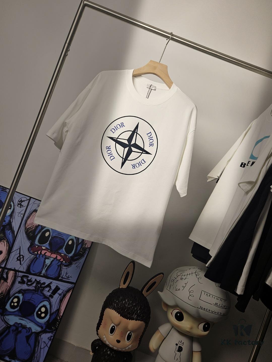 DIOR & Stone Island Short Sleeve T-Shirt, Premium Version with Original Pattern Custom 280g 32S Double-Yarn 100% Cotton Fabric, Exceptionally Soft and Comfortable, Fully Different from Market Versions, Shrink-Resistant, Deformation-Resistant, Anti-Pilling, Paired with 320g 1x1 Ribbing (Same-Dye-Batch Ribbing for Color Consistency, Resists Deformation), Authentic 1:1 Fit, Custom Trims