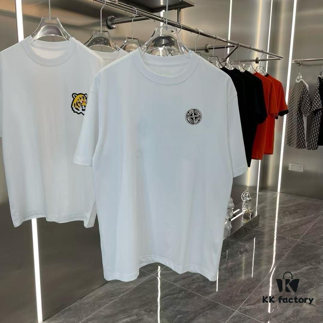 Stone Island 2025 Early Spring New Arrival Short Sleeve T-Shirt with Hand-Customized Logo on Chest, Pure Cotton Fabric, 260g Same-Dye-Batch Material, OS Drop-Shoulder Fit, Classic Buttoned Hem, Fully Lined with Hang Tag, Collar Label and Wash Label