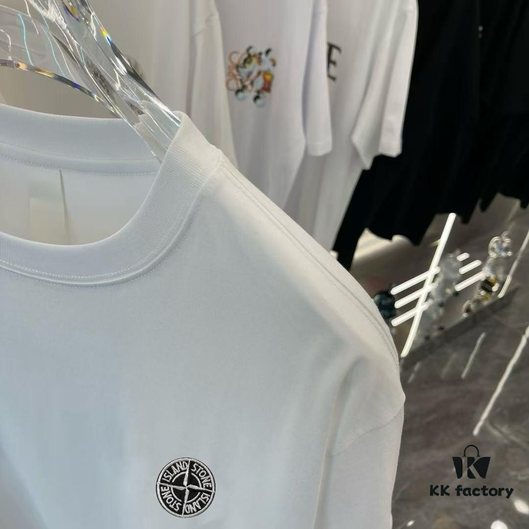 Stone Island 2025 Early Spring New Arrival Short Sleeve T-Shirt with Hand-Customized Logo on Chest, Pure Cotton Fabric, 260g Same-Dye-Batch Material, OS Drop-Shoulder Fit, Classic Buttoned Hem, Fully Lined with Hang Tag, Collar Label and Wash Label