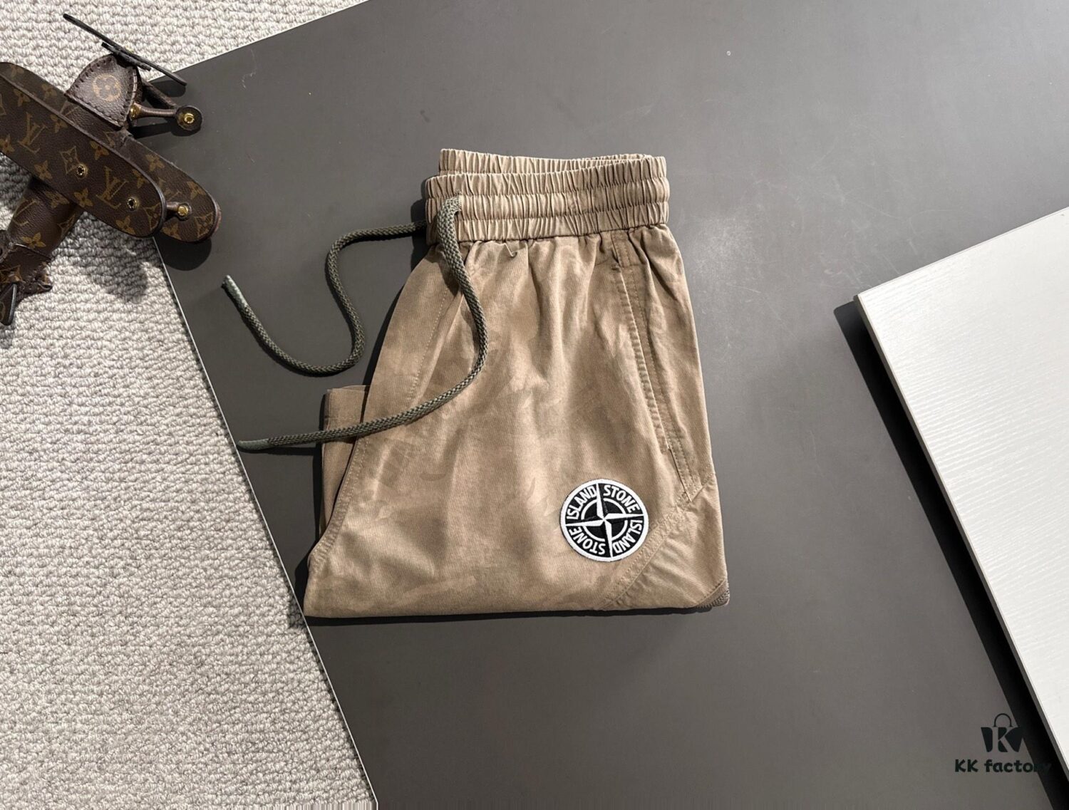 High-End Stone Island 2025 Spring/Summer New Elastic Waist Casual Shorts, Premium Custom Fabric, Breathable and Comfortable, Exquisite Details, Brand Design Concept, Soft and Smooth Texture, Excellent Fit and Tailoring