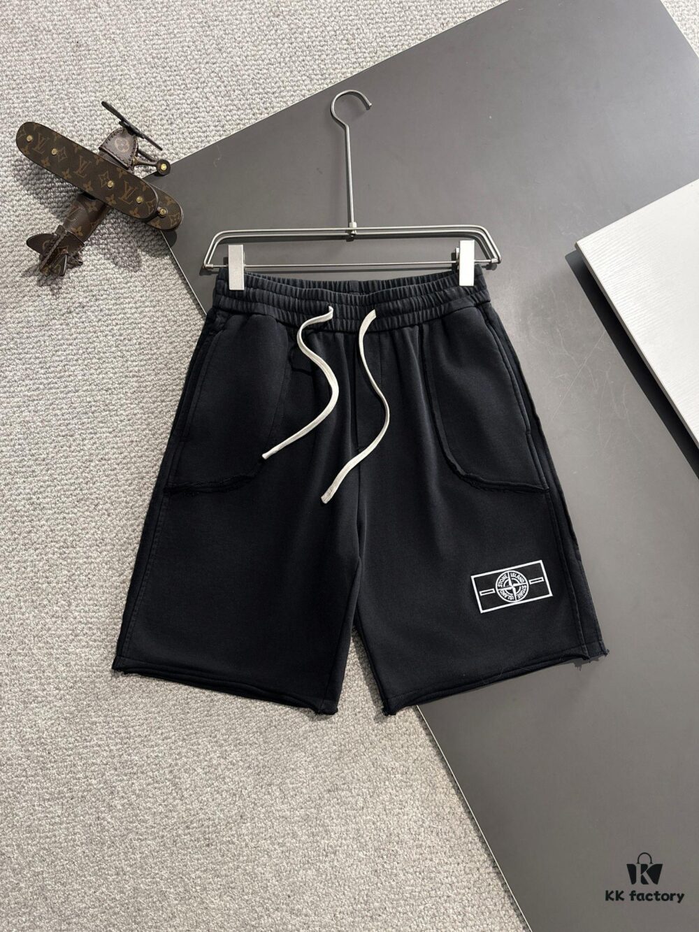 High-End Stone Island 2025 Spring/Summer New Casual Drawstring Shorts, Premium Counter Custom Fabric, Breathable and Comfortable, Exquisite Details, Brand Design Concept, Soft and Smooth Touch, Excellent Fit and Tailoring