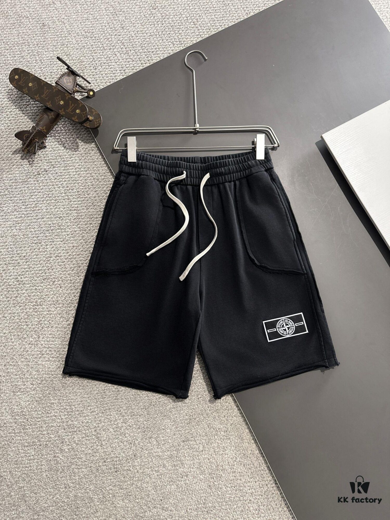 High-End Stone Island 2025 Spring/Summer New Casual Drawstring Shorts, Premium Counter Custom Fabric, Breathable and Comfortable, Exquisite Details, Brand Design Concept, Soft and Smooth Touch, Excellent Fit and Tailoring