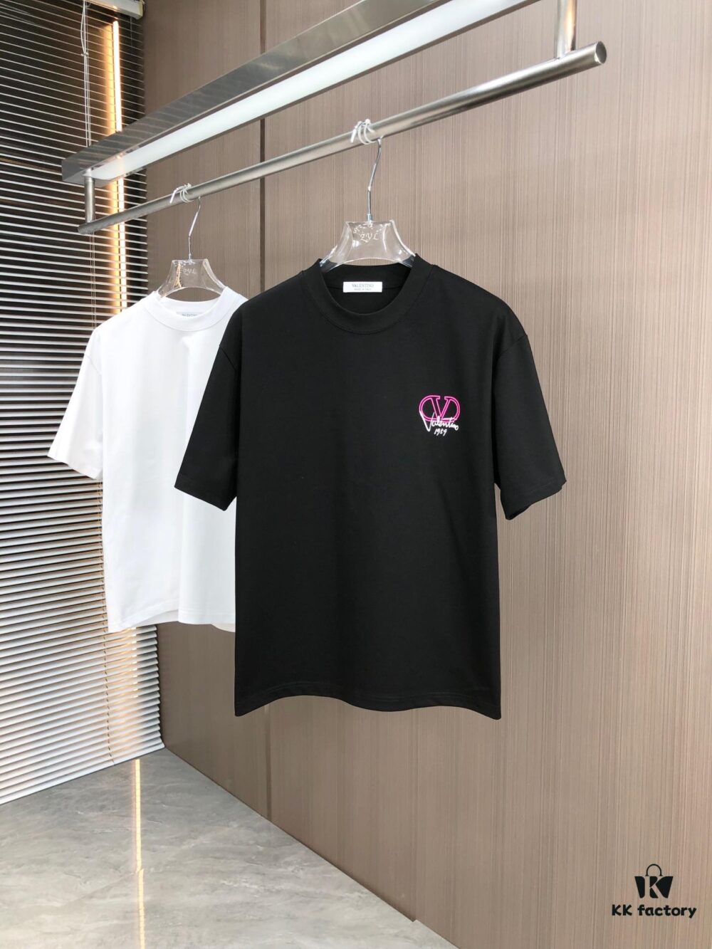 Valentino 2025 Spring/Summer New Arrival Round Neck Short Sleeve T-Shirt with Color-Lift 3D Thick-Plate Printing Technique, Made from 320g Double-Yarn Combed Cotton Fabric, Slightly Loose Unisex Fit