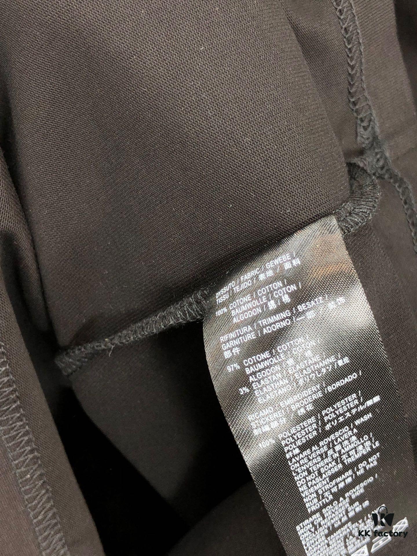 Valentino 2025 Spring/Summer New Arrival Round Neck Short Sleeve T-Shirt with Color-Lift 3D Thick-Plate Printing Technique, Made from 320g Double-Yarn Combed Cotton Fabric, Slightly Loose Unisex Fit