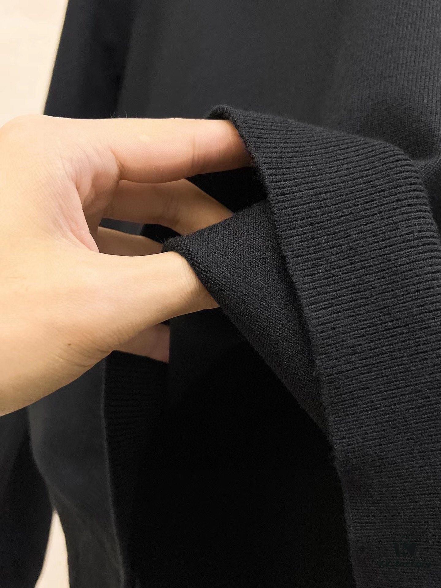 ARMANI Men's Autumn-Winter Classic Round-Neck Wool Pullover Sweater, 2025 New Arrival, Slim-Fit Premium Wool Blend Knitwear with Contrasting Logo, Timeless and Versatile Design