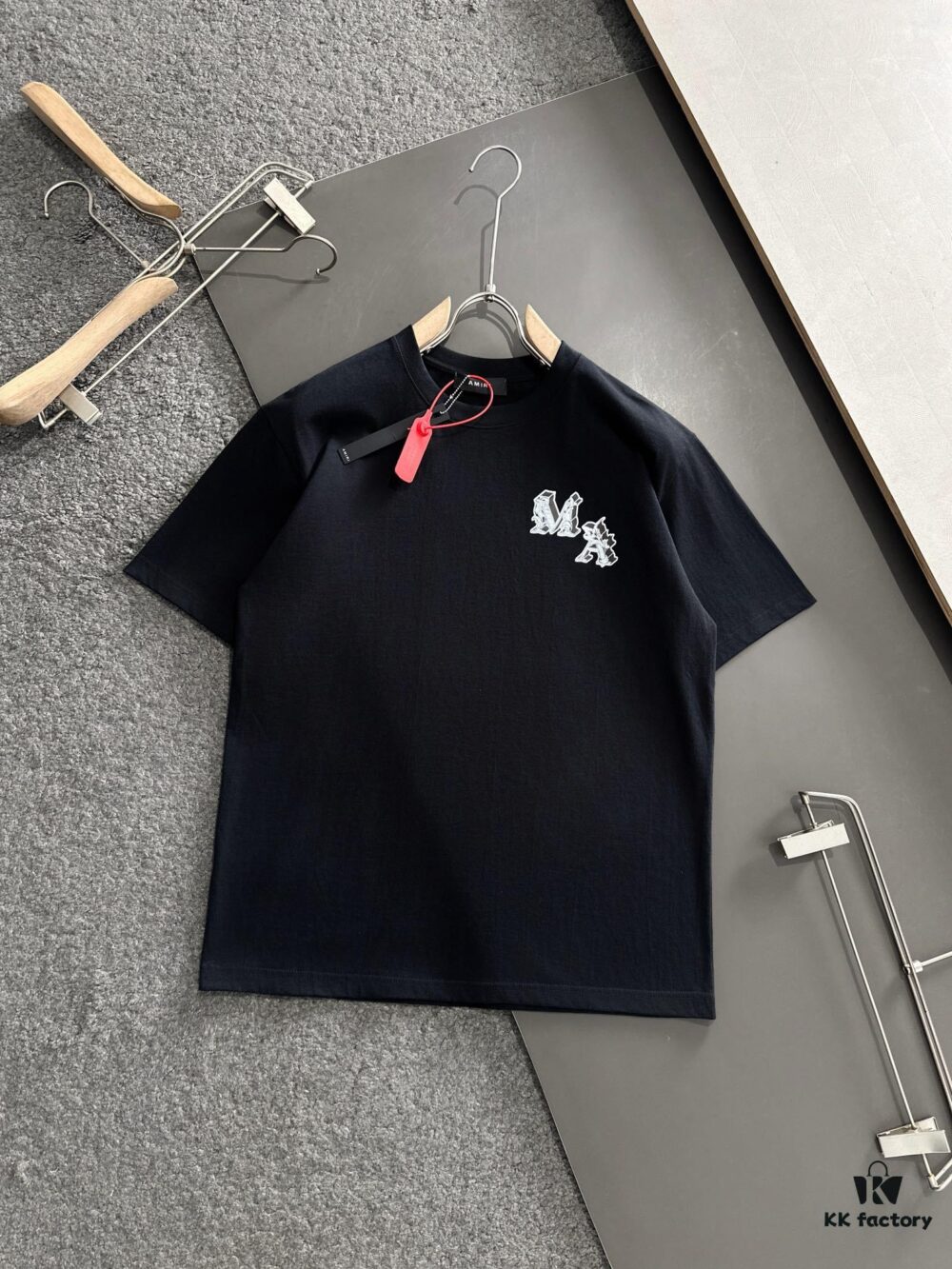 AMIRI Armani 25SS Summer New Round Neck Short Sleeve T-Shirt! 270g Heavyweight High-End Pure Cotton Fabric with Perfect Texture and Feel! Slim Tailored Design, Clean and Sharp! Exquisitely Stitched with Excellent Fit and Outstanding Breathability! Stylish and Versatile for All Ages – a Must-Have Wardrobe Essential for Men.