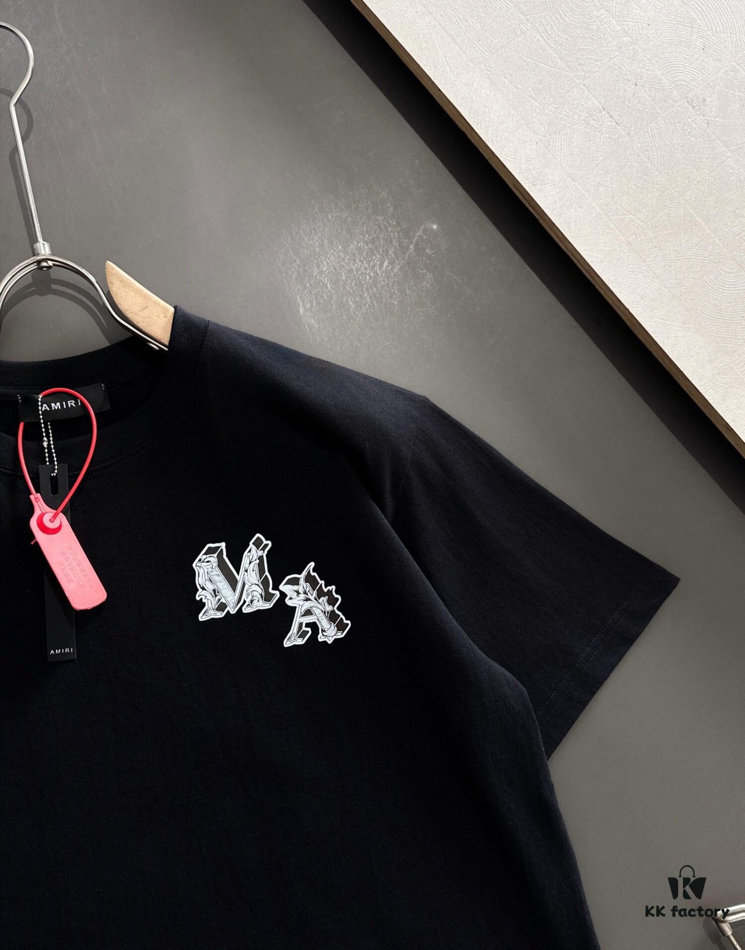 AMIRI Armani 25SS Summer New Round Neck Short Sleeve T-Shirt! 270g Heavyweight High-End Pure Cotton Fabric with Perfect Texture and Feel! Slim Tailored Design, Clean and Sharp! Exquisitely Stitched with Excellent Fit and Outstanding Breathability! Stylish and Versatile for All Ages – a Must-Have Wardrobe Essential for Men.