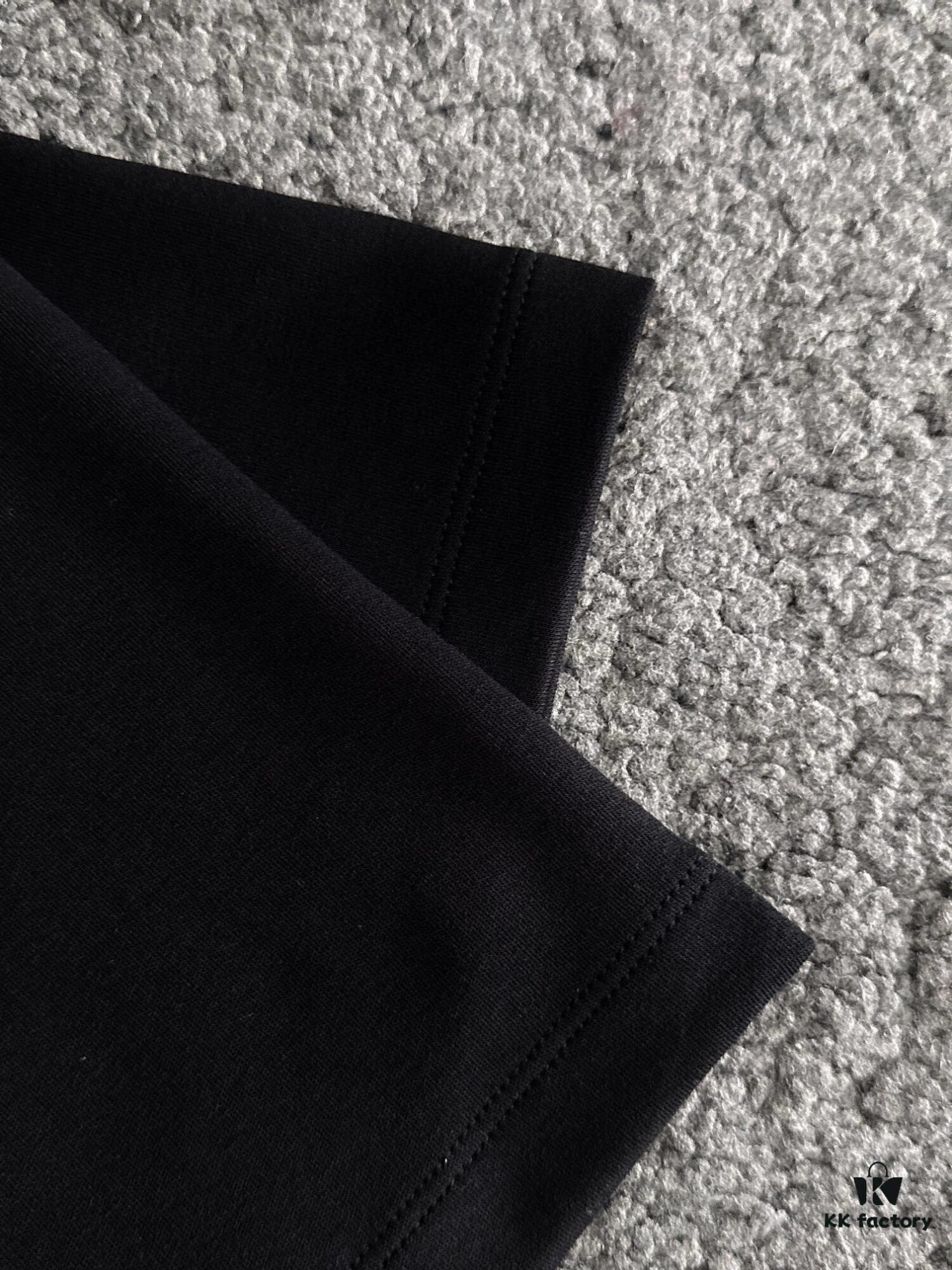 AMIRI Armani 25SS Summer New Round Neck Short Sleeve T-Shirt! 270g Heavyweight High-End Pure Cotton Fabric with Perfect Texture and Feel! Slim Tailored Design, Clean and Sharp! Exquisitely Stitched with Excellent Fit and Outstanding Breathability! Stylish and Versatile for All Ages – a Must-Have Wardrobe Essential for Men.