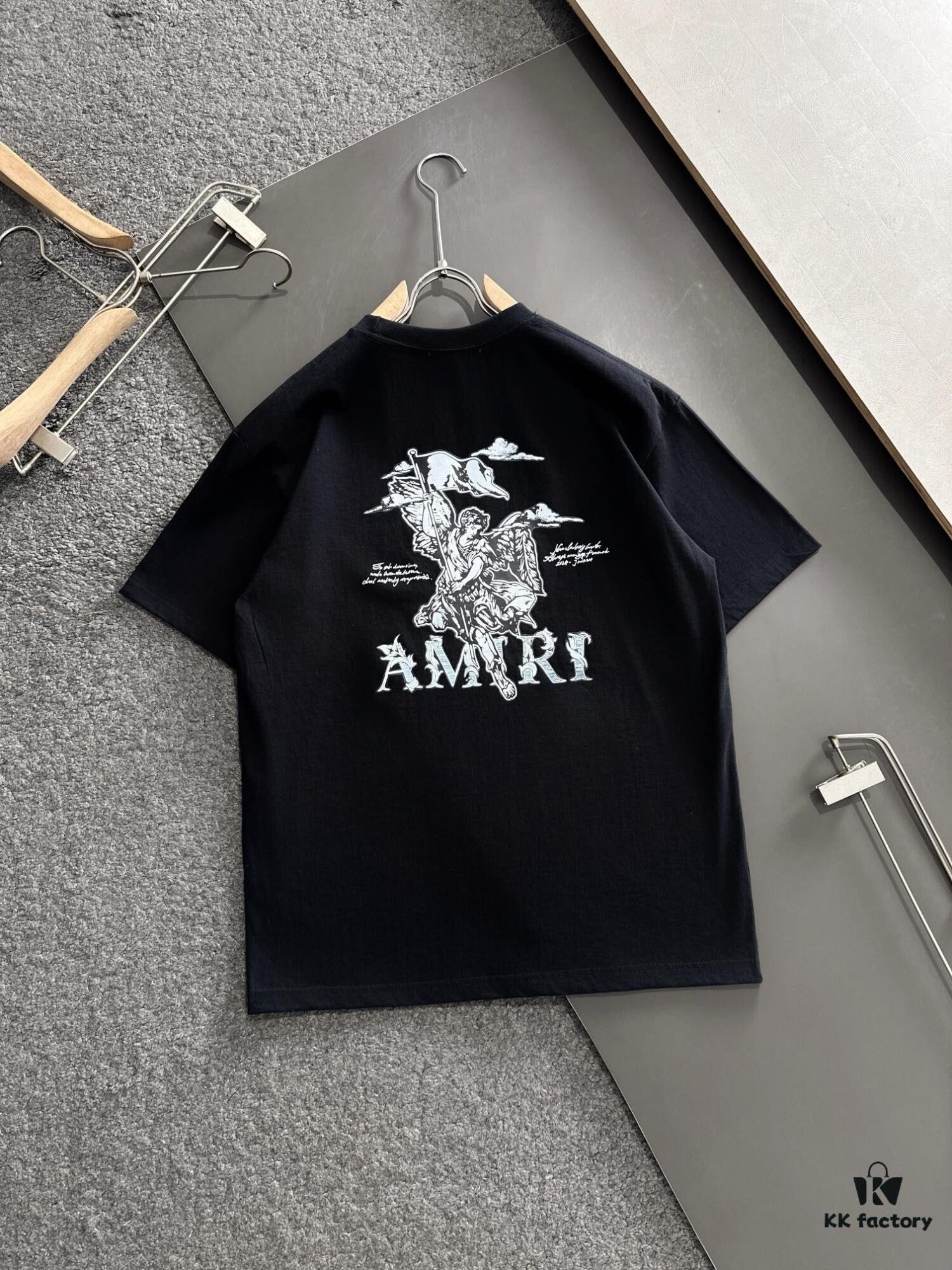 AMIRI Armani 25SS Summer New Round Neck Short Sleeve T-Shirt! 270g Heavyweight High-End Pure Cotton Fabric with Perfect Texture and Feel! Slim Tailored Design, Clean and Sharp! Exquisitely Stitched with Excellent Fit and Outstanding Breathability! Stylish and Versatile for All Ages – a Must-Have Wardrobe Essential for Men.