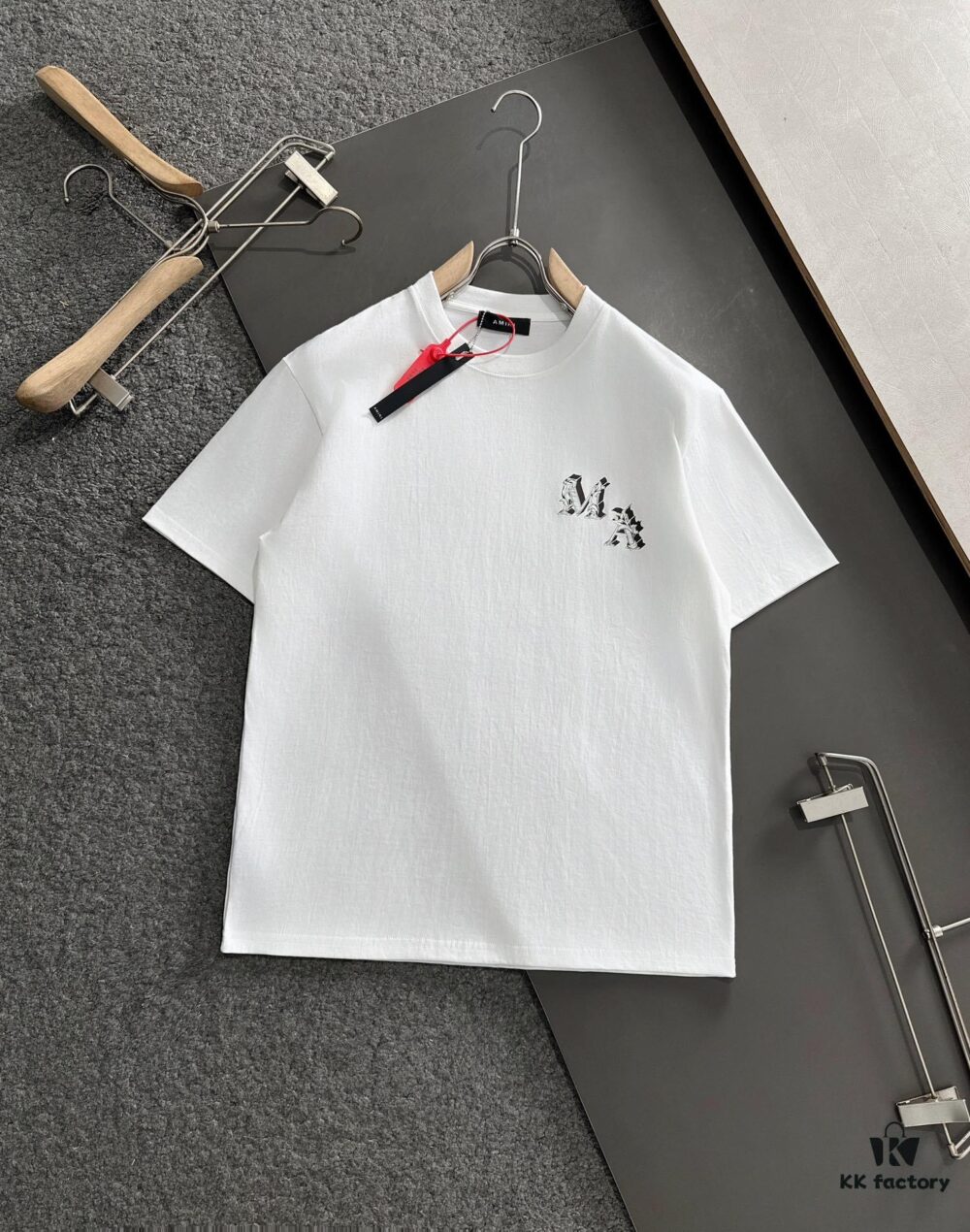 AMIRI Armani 25SS Summer New Round Neck Short Sleeve T-Shirt! 270g Heavyweight High-End Pure Cotton Fabric with Perfect Texture and Feel! Slim Tailored Design, Clean and Sharp! Exquisitely Stitched with Excellent Fit and Outstanding Breathability! Stylish and Versatile for All Ages—an Essential Wardrobe Staple for Men.
