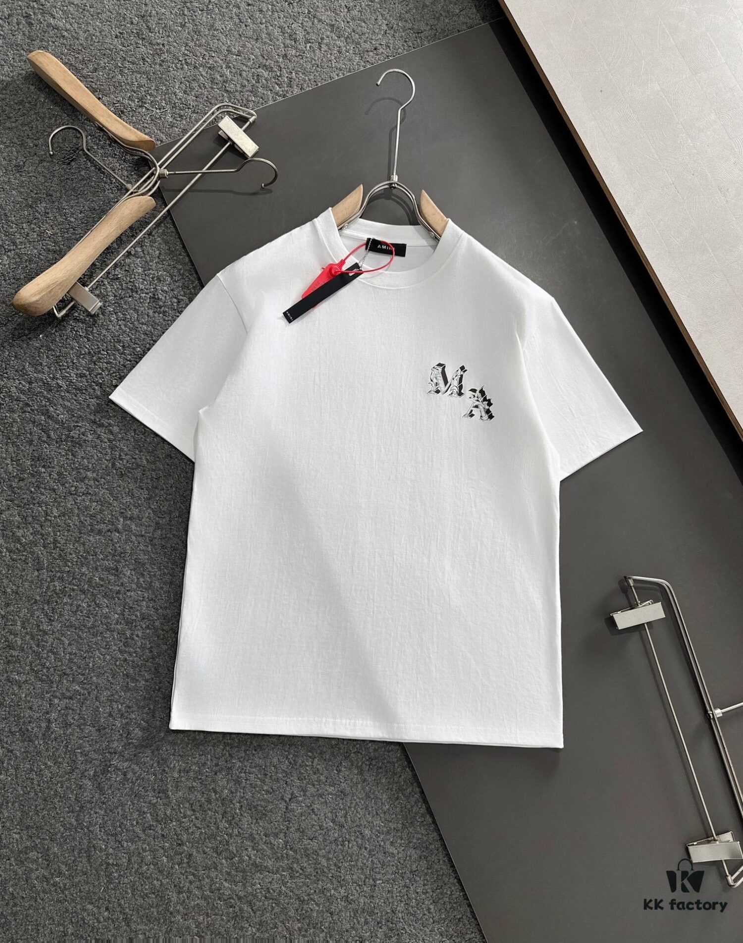 AMIRI Armani 25SS Summer New Round Neck Short Sleeve T-Shirt! 270g Heavyweight High-End Pure Cotton Fabric with Perfect Texture and Feel! Slim Tailored Design, Clean and Sharp! Exquisitely Stitched with Excellent Fit and Outstanding Breathability! Stylish and Versatile for All Ages—an Essential Wardrobe Staple for Men.