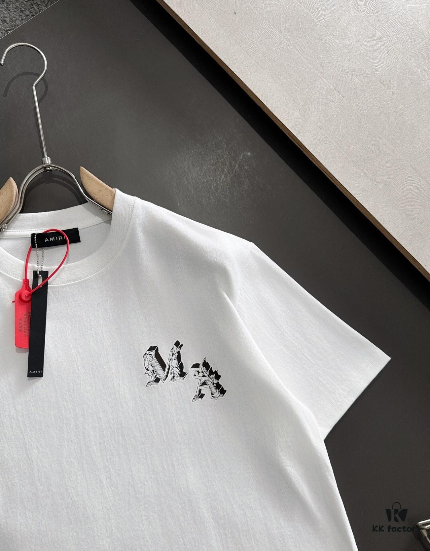 AMIRI Armani 25SS Summer New Round Neck Short Sleeve T-Shirt! 270g Heavyweight High-End Pure Cotton Fabric with Perfect Texture and Feel! Slim Tailored Design, Clean and Sharp! Exquisitely Stitched with Excellent Fit and Outstanding Breathability! Stylish and Versatile for All Ages—an Essential Wardrobe Staple for Men.