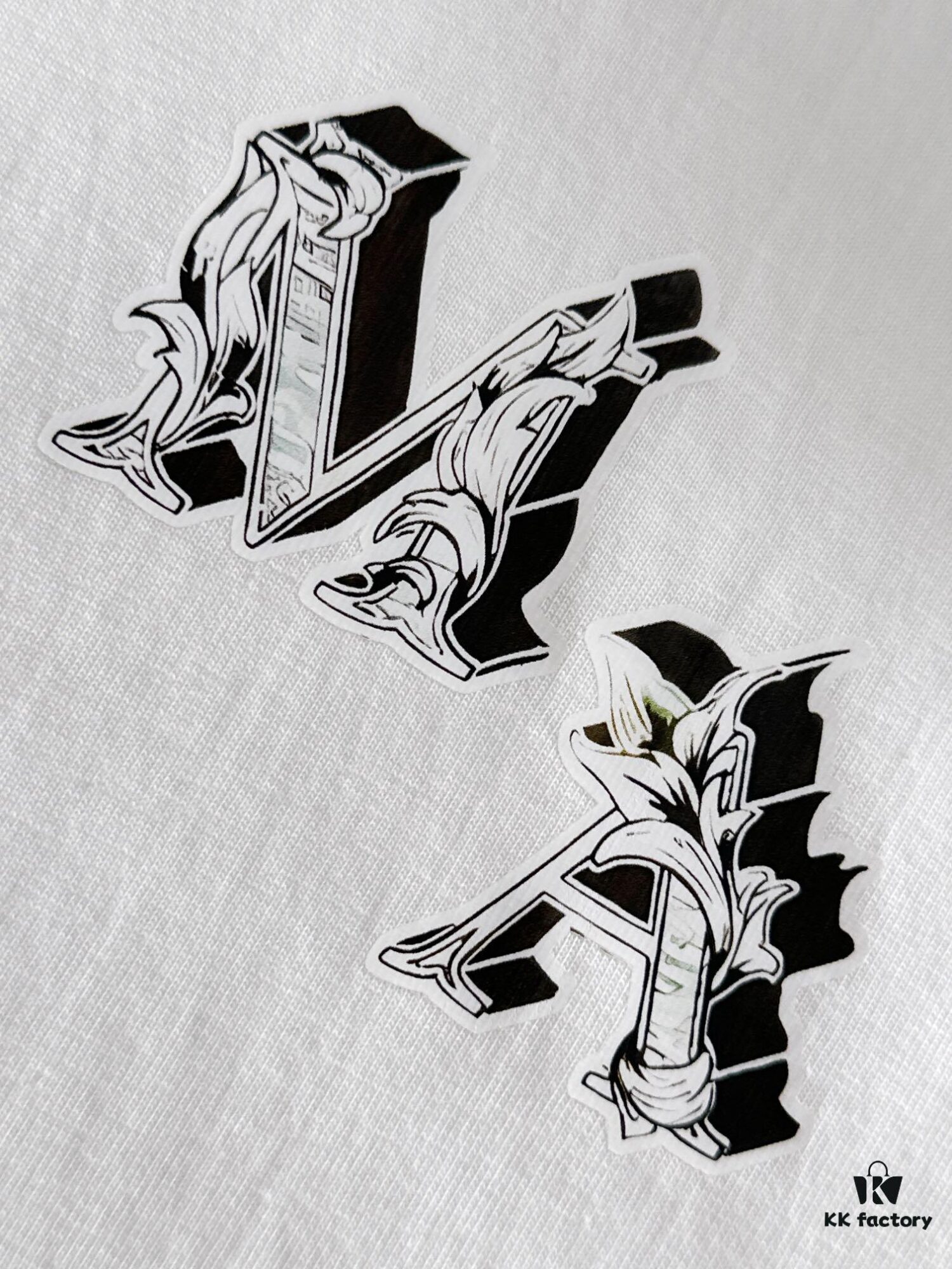 AMIRI Armani 25SS Summer New Round Neck Short Sleeve T-Shirt! 270g Heavyweight High-End Pure Cotton Fabric with Perfect Texture and Feel! Slim Tailored Design, Clean and Sharp! Exquisitely Stitched with Excellent Fit and Outstanding Breathability! Stylish and Versatile for All Ages—an Essential Wardrobe Staple for Men.