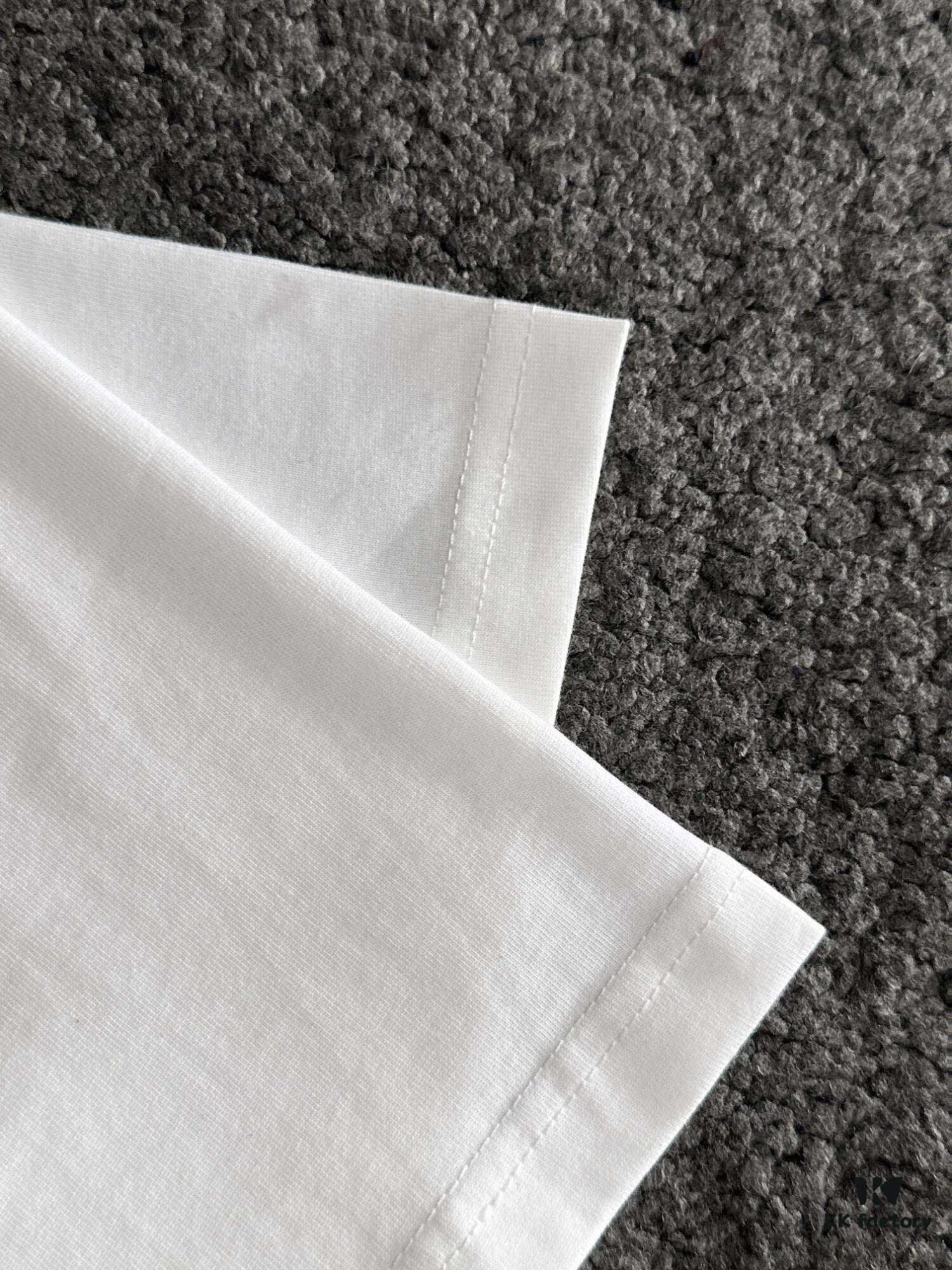 AMIRI Armani 25SS Summer New Round Neck Short Sleeve T-Shirt! 270g Heavyweight High-End Pure Cotton Fabric with Perfect Texture and Feel! Slim Tailored Design, Clean and Sharp! Exquisitely Stitched with Excellent Fit and Outstanding Breathability! Stylish and Versatile for All Ages—an Essential Wardrobe Staple for Men.