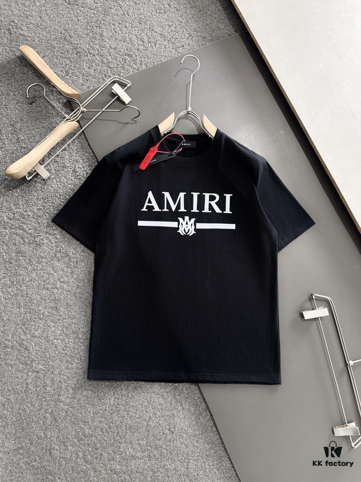 AMIRI Armani 25SS Summer New Round Neck Short Sleeve T-Shirt! 270g High-End Pure Cotton Fabric with Perfect Texture and Hand Feel! Slim Tailored Design, Clean and Sharp! Exquisite Stitching and Craftsmanship! Excellent Silhouette! Highly Breathable! Suitable for All Age Groups! A Must-Have Wardrobe Essential for Men!
