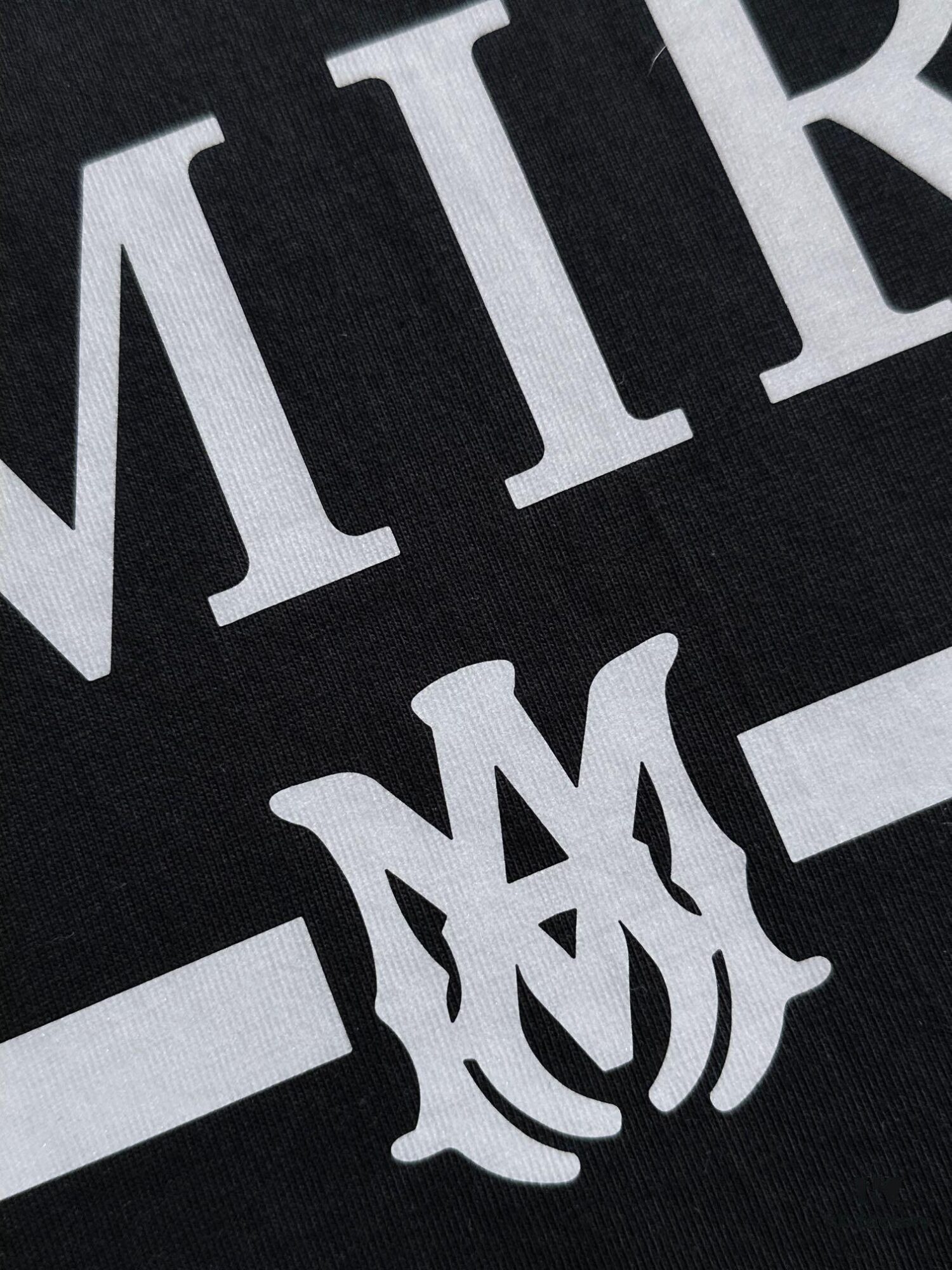 AMIRI Armani 25SS Summer New Round Neck Short Sleeve T-Shirt! 270g High-End Pure Cotton Fabric with Perfect Texture and Hand Feel! Slim Tailored Design, Clean and Sharp! Exquisite Stitching and Craftsmanship! Excellent Silhouette! Highly Breathable! Suitable for All Age Groups! A Must-Have Wardrobe Essential for Men!