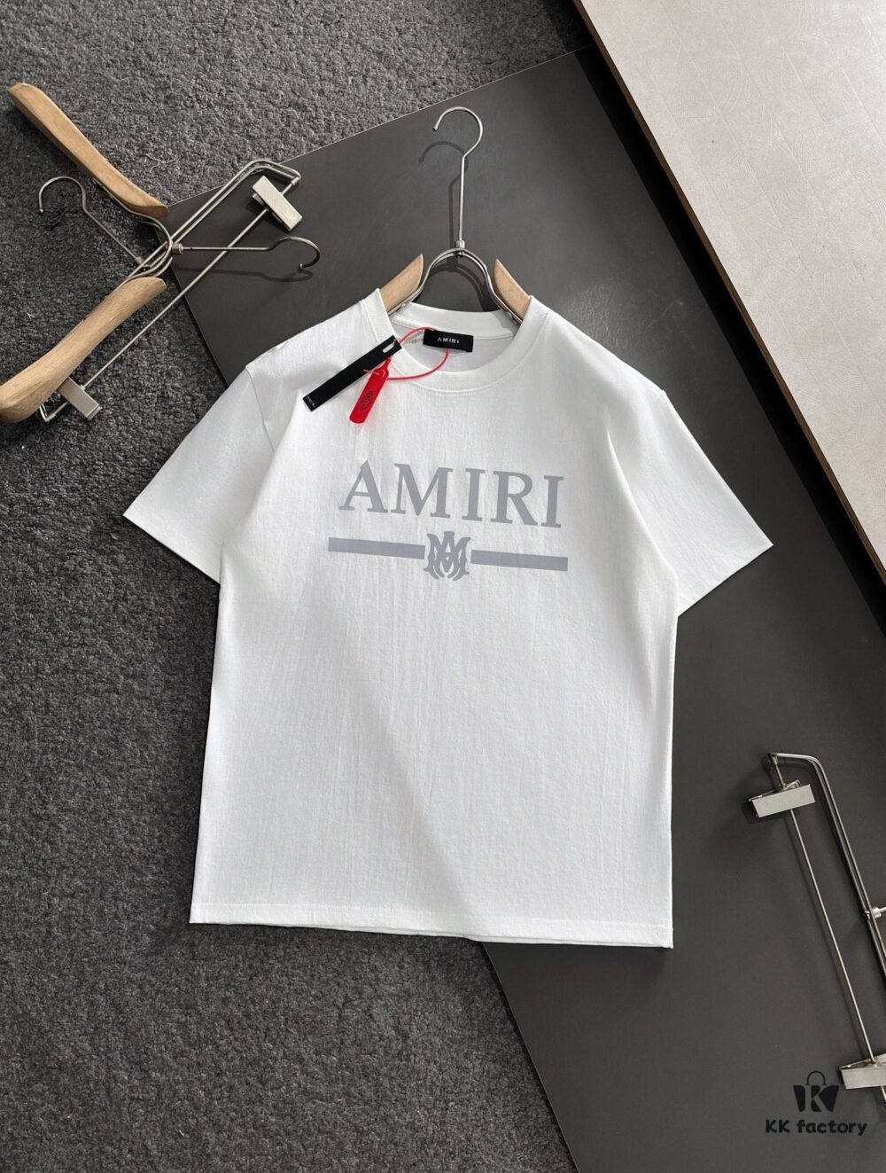 AMIRI Armani 25SS Summer New Round Neck Short Sleeve T-Shirt! 270g Heavyweight Premium Cotton Fabric with Perfect Texture and Hand Feel! Slim Tailored Design, Clean and Sharp! Exquisite Stitching and Craftsmanship! Excellent Silhouette! Highly Breathable! Stylish and Versatile for All Ages! A Must-Have Wardrobe Essential for Men.