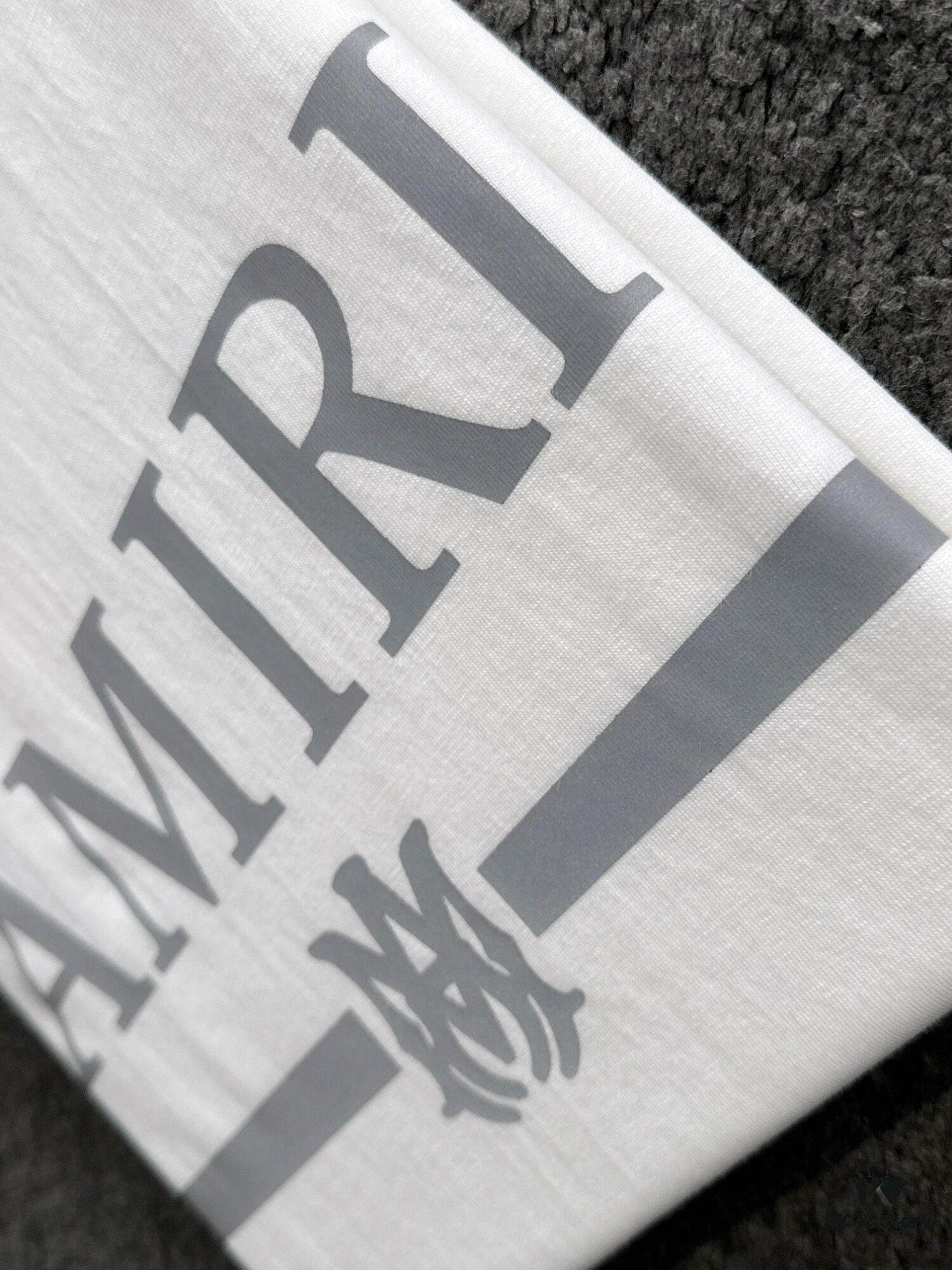 AMIRI Armani 25SS Summer New Round Neck Short Sleeve T-Shirt! 270g Heavyweight Premium Cotton Fabric with Perfect Texture and Hand Feel! Slim Tailored Design, Clean and Sharp! Exquisite Stitching and Craftsmanship! Excellent Silhouette! Highly Breathable! Stylish and Versatile for All Ages! A Must-Have Wardrobe Essential for Men.