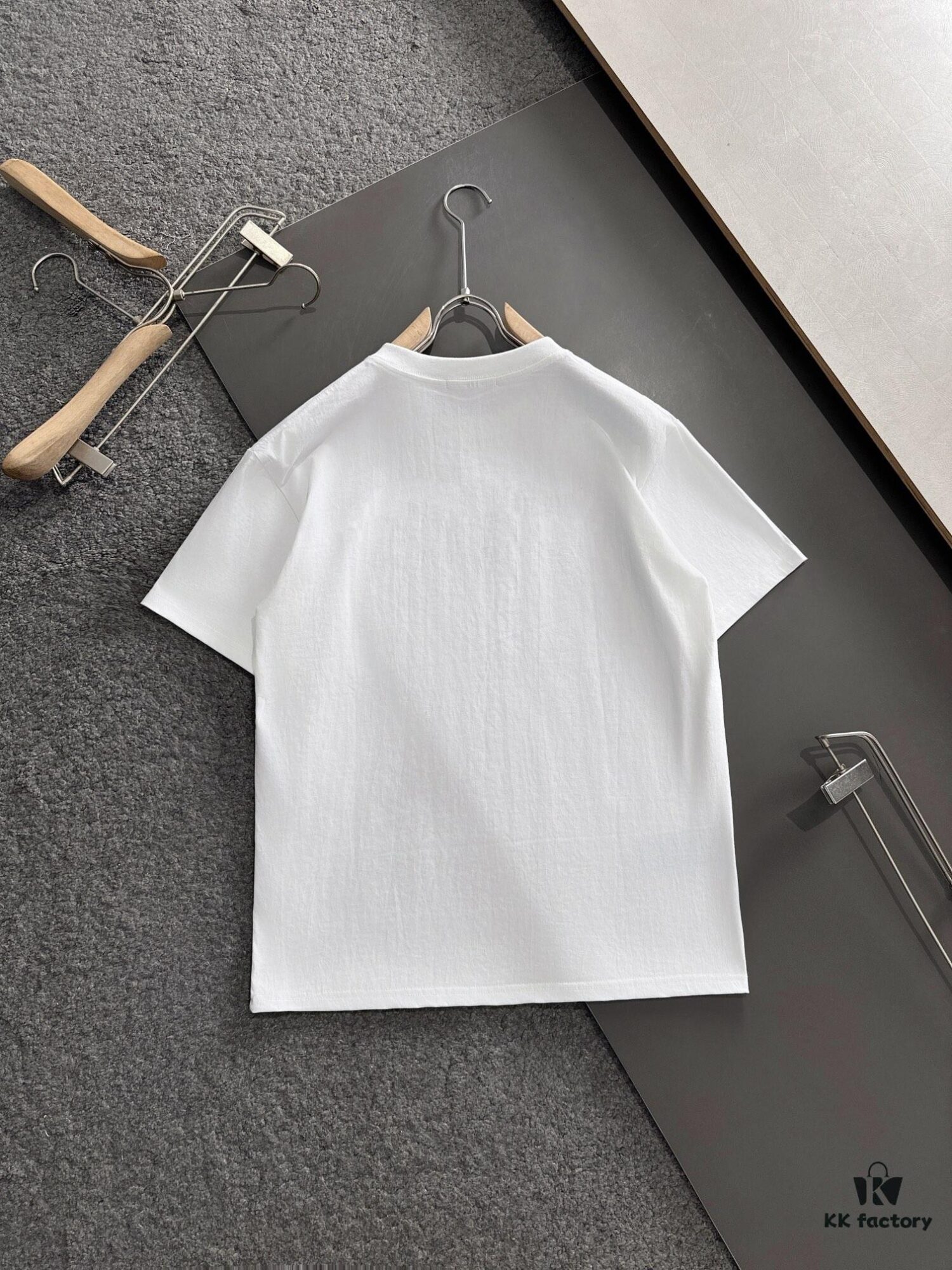 AMIRI Armani 25SS Summer New Round Neck Short Sleeve T-Shirt! 270g Heavyweight Premium Cotton Fabric with Perfect Texture and Hand Feel! Slim Tailored Design, Clean and Sharp! Exquisite Stitching and Craftsmanship! Excellent Silhouette! Highly Breathable! Stylish and Versatile for All Ages! A Must-Have Wardrobe Essential for Men.