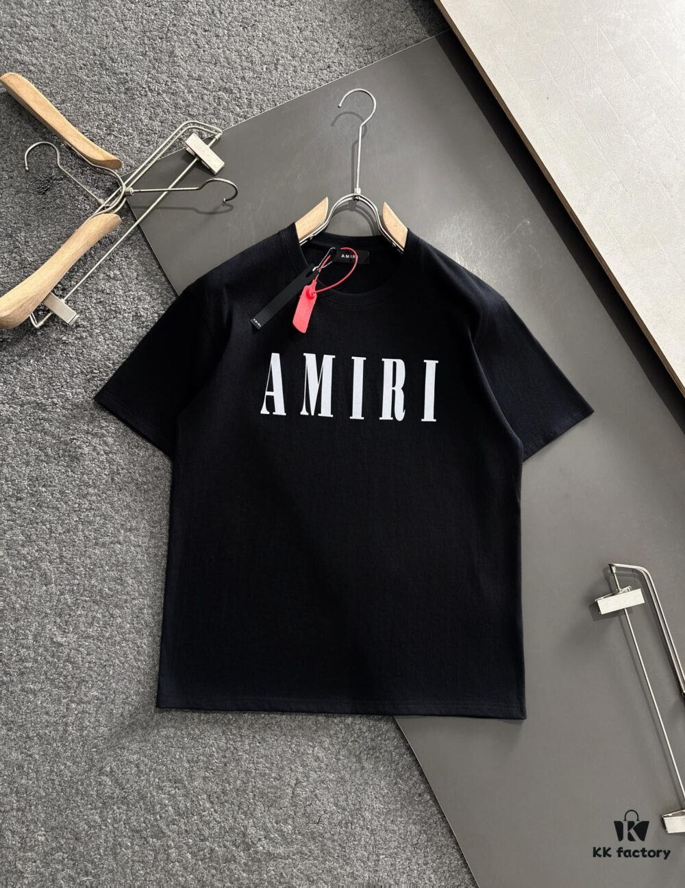 AMIRI Armani 25SS Summer New Round Neck Short Sleeve T-Shirt! 270g Heavyweight Premium Cotton Fabric with Perfect Texture and Hand Feel! Slim Tailored Design, Clean and Sharp! Exquisitely Stitched with Excellent Silhouette! Highly Breathable and Stylish, Suitable for All Ages – a Must-Have Wardrobe Essential for Men.