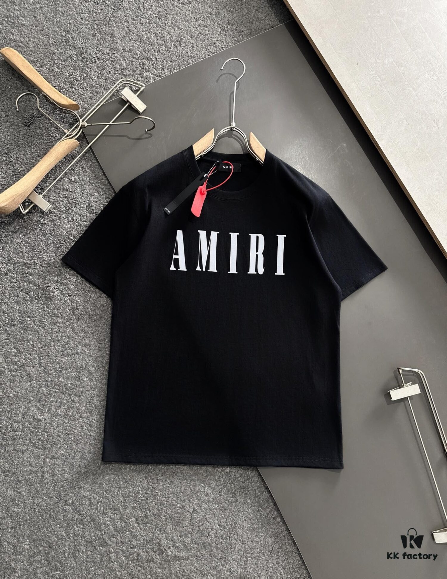 AMIRI Armani 25SS Summer New Round Neck Short Sleeve T-Shirt! 270g Heavyweight Premium Cotton Fabric with Perfect Texture and Hand Feel! Slim Tailored Design, Clean and Sharp! Exquisitely Stitched with Excellent Silhouette! Highly Breathable and Stylish, Suitable for All Ages – a Must-Have Wardrobe Essential for Men.