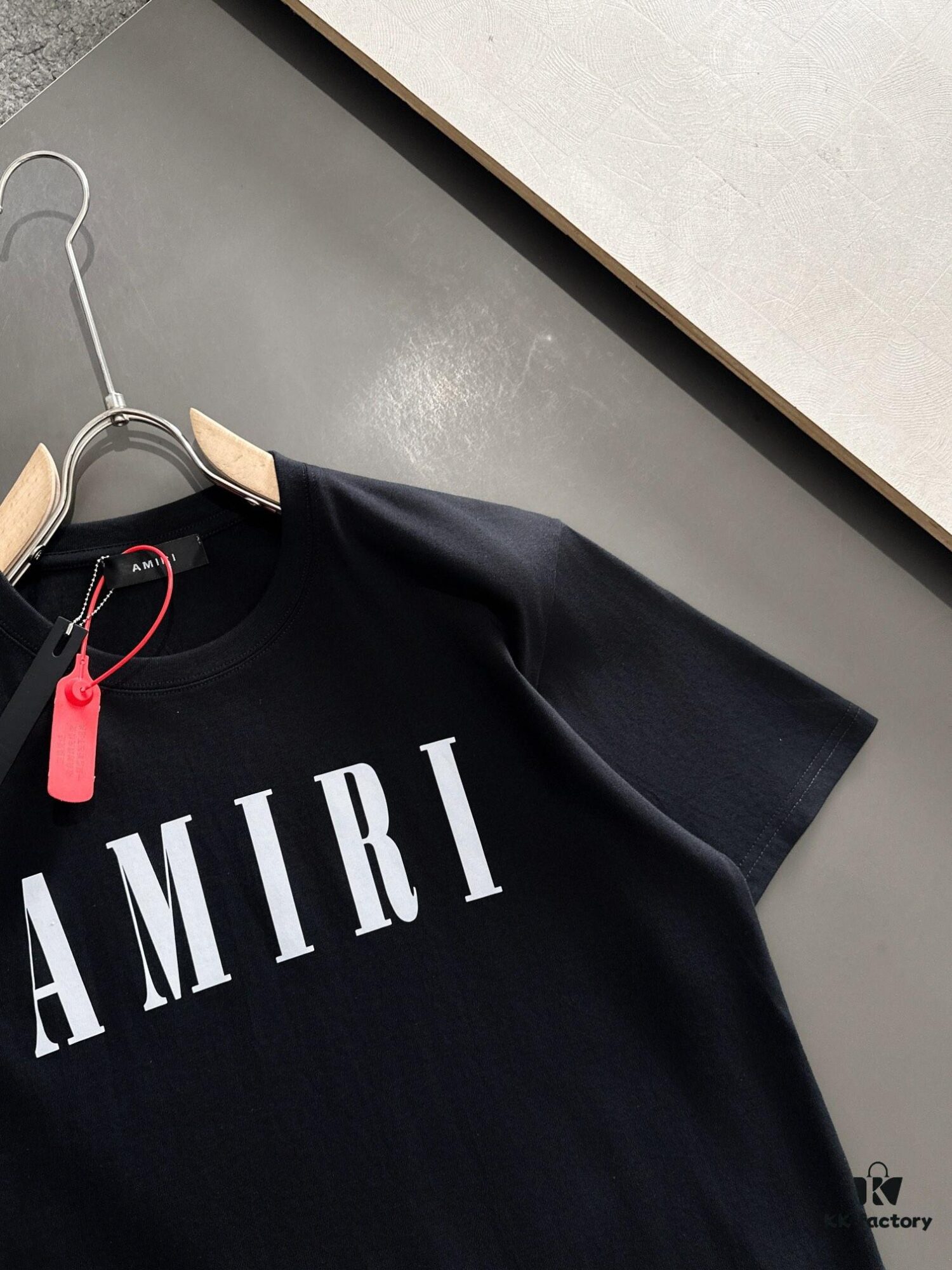 AMIRI Armani 25SS Summer New Round Neck Short Sleeve T-Shirt! 270g Heavyweight Premium Cotton Fabric with Perfect Texture and Hand Feel! Slim Tailored Design, Clean and Sharp! Exquisitely Stitched with Excellent Silhouette! Highly Breathable and Stylish, Suitable for All Ages – a Must-Have Wardrobe Essential for Men.