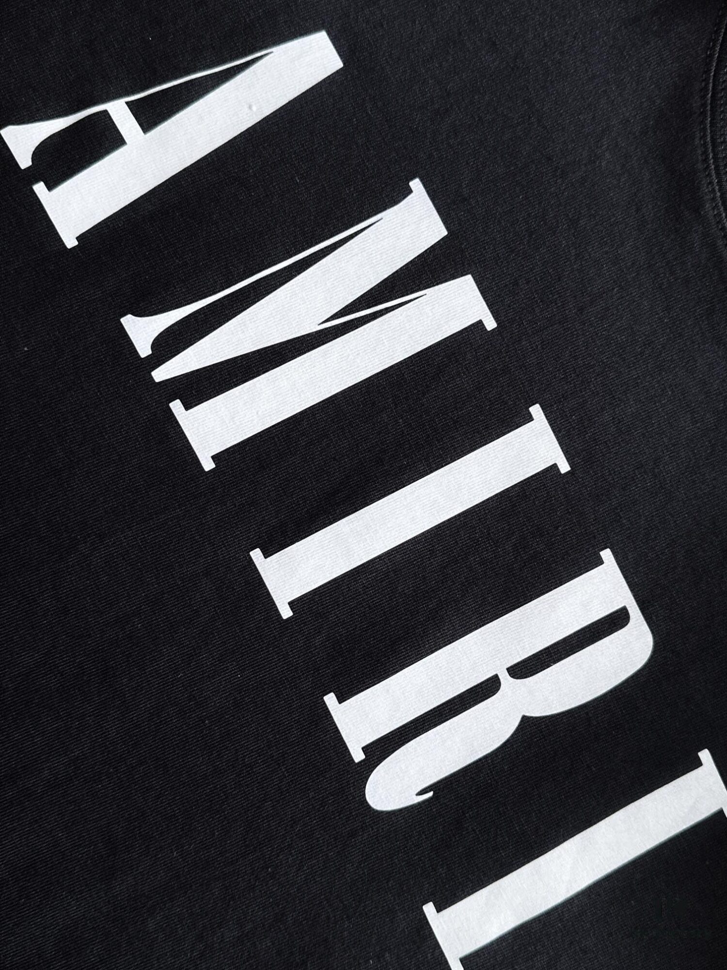 AMIRI Armani 25SS Summer New Round Neck Short Sleeve T-Shirt! 270g Heavyweight Premium Cotton Fabric with Perfect Texture and Hand Feel! Slim Tailored Design, Clean and Sharp! Exquisitely Stitched with Excellent Silhouette! Highly Breathable and Stylish, Suitable for All Ages – a Must-Have Wardrobe Essential for Men.