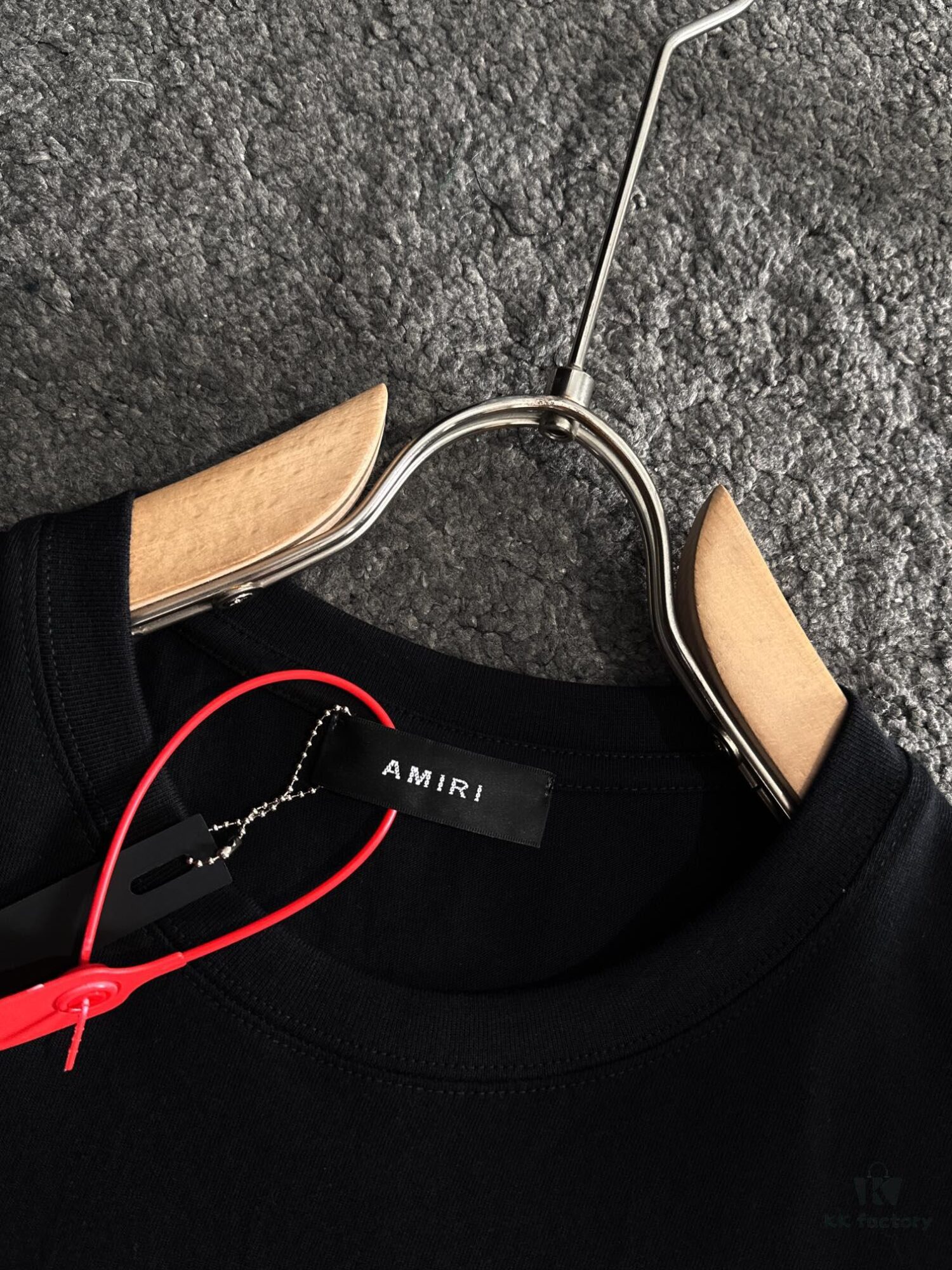 AMIRI Armani 25SS Summer New Round Neck Short Sleeve T-Shirt! 270g Heavyweight Premium Cotton Fabric with Perfect Texture and Hand Feel! Slim Tailored Design, Clean and Sharp! Exquisitely Stitched with Excellent Silhouette! Highly Breathable and Stylish, Suitable for All Ages – a Must-Have Wardrobe Essential for Men.