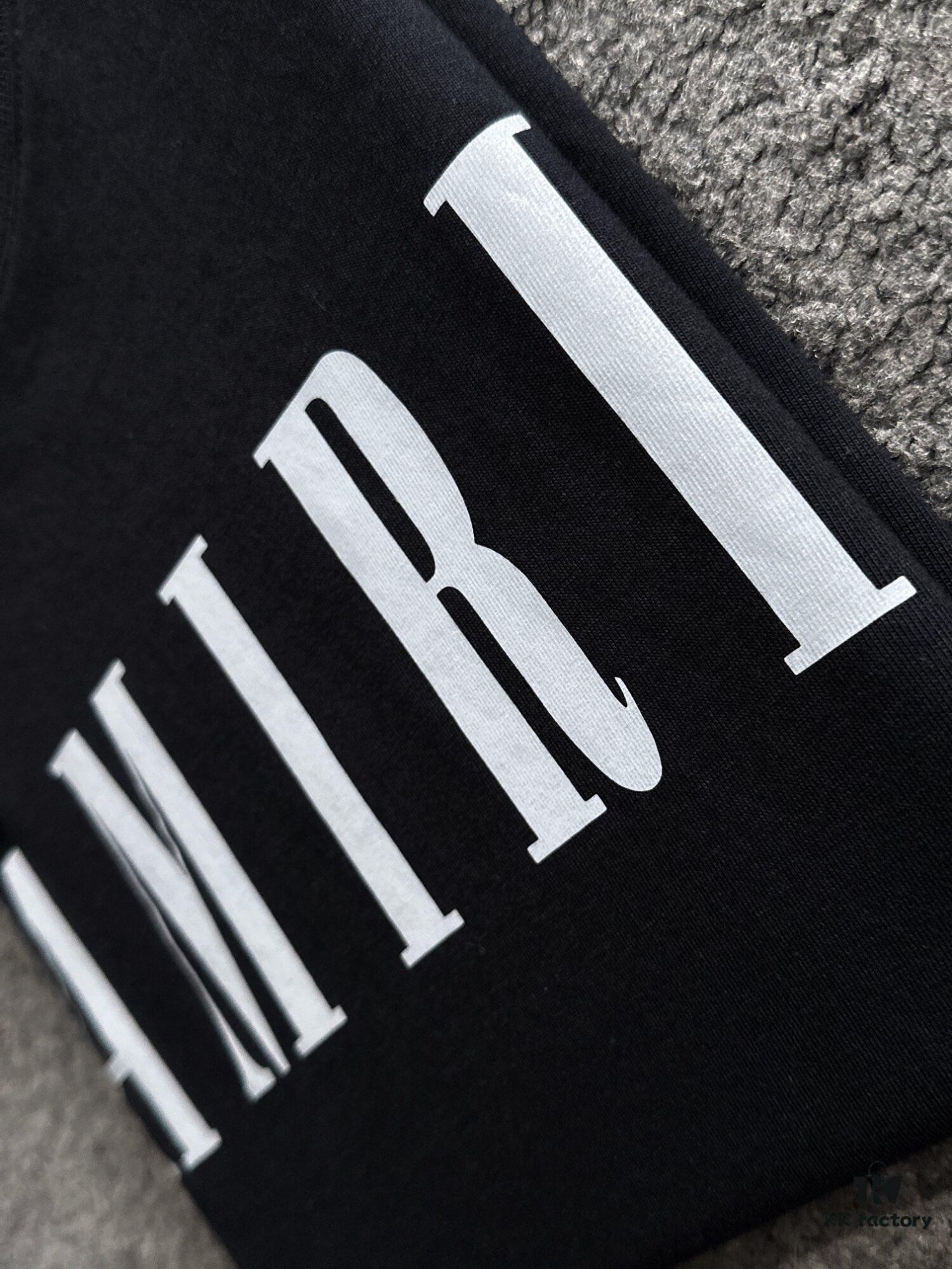 AMIRI Armani 25SS Summer New Round Neck Short Sleeve T-Shirt! 270g Heavyweight Premium Cotton Fabric with Perfect Texture and Hand Feel! Slim Tailored Design, Clean and Sharp! Exquisitely Stitched with Excellent Silhouette! Highly Breathable and Stylish, Suitable for All Ages – a Must-Have Wardrobe Essential for Men.