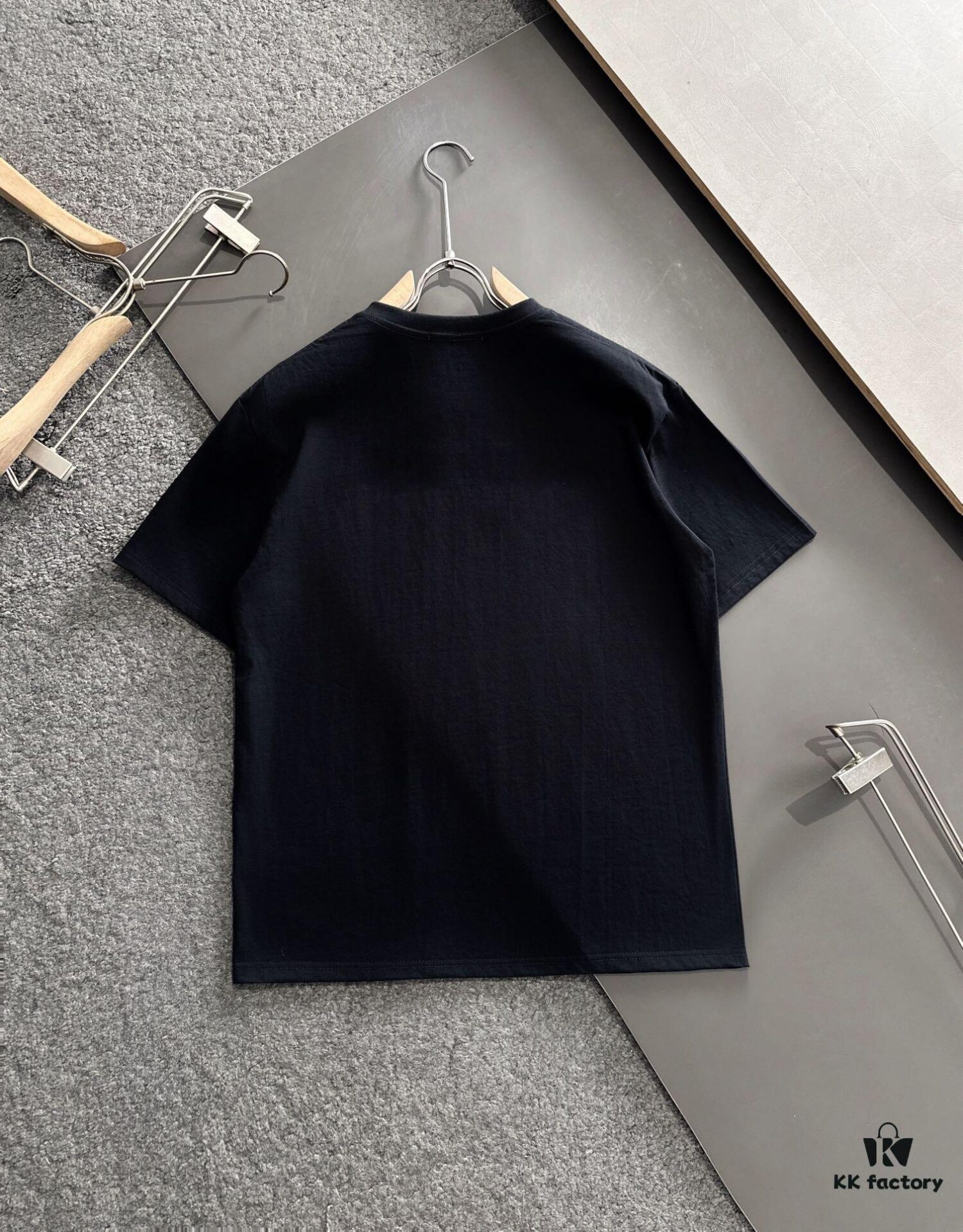 AMIRI Armani 25SS Summer New Round Neck Short Sleeve T-Shirt! 270g Heavyweight Premium Cotton Fabric with Perfect Texture and Hand Feel! Slim Tailored Design, Clean and Sharp! Exquisitely Stitched with Excellent Silhouette! Highly Breathable and Stylish, Suitable for All Ages – a Must-Have Wardrobe Essential for Men.