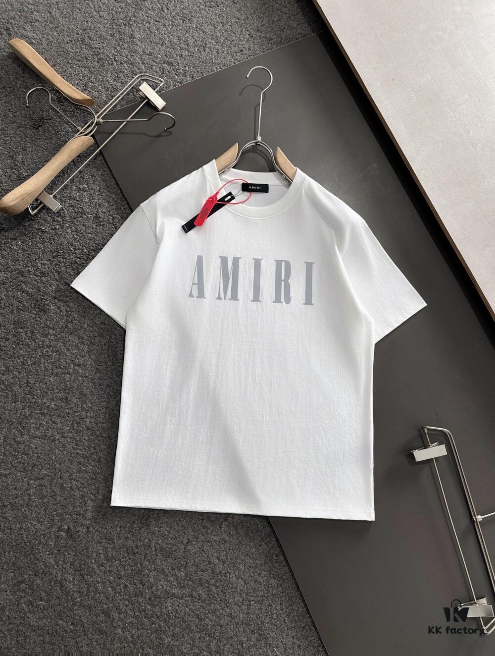 AMIRI Armani 25SS Summer New Round Neck Short Sleeve T-Shirt! 270g Heavyweight Premium Cotton Fabric with Perfect Texture and Feel! Slim Tailored Design, Clean and Sharp! Exquisitely Stitched with Excellent Fit and Superior Breathability! Stylish and Versatile for All Ages – an Essential Wardrobe Staple for Men.