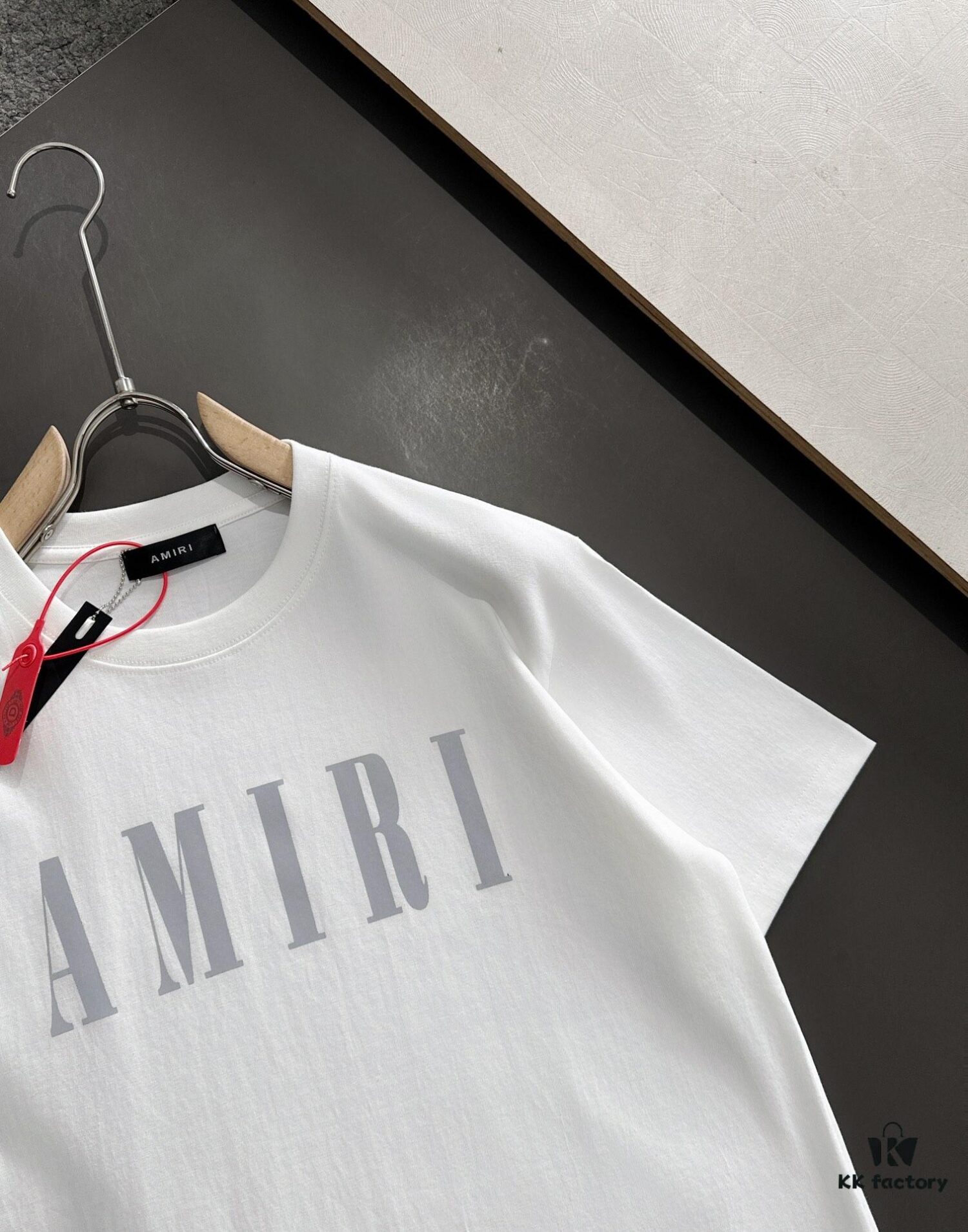 AMIRI Armani 25SS Summer New Round Neck Short Sleeve T-Shirt! 270g Heavyweight Premium Cotton Fabric with Perfect Texture and Feel! Slim Tailored Design, Clean and Sharp! Exquisitely Stitched with Excellent Fit and Superior Breathability! Stylish and Versatile for All Ages – an Essential Wardrobe Staple for Men.