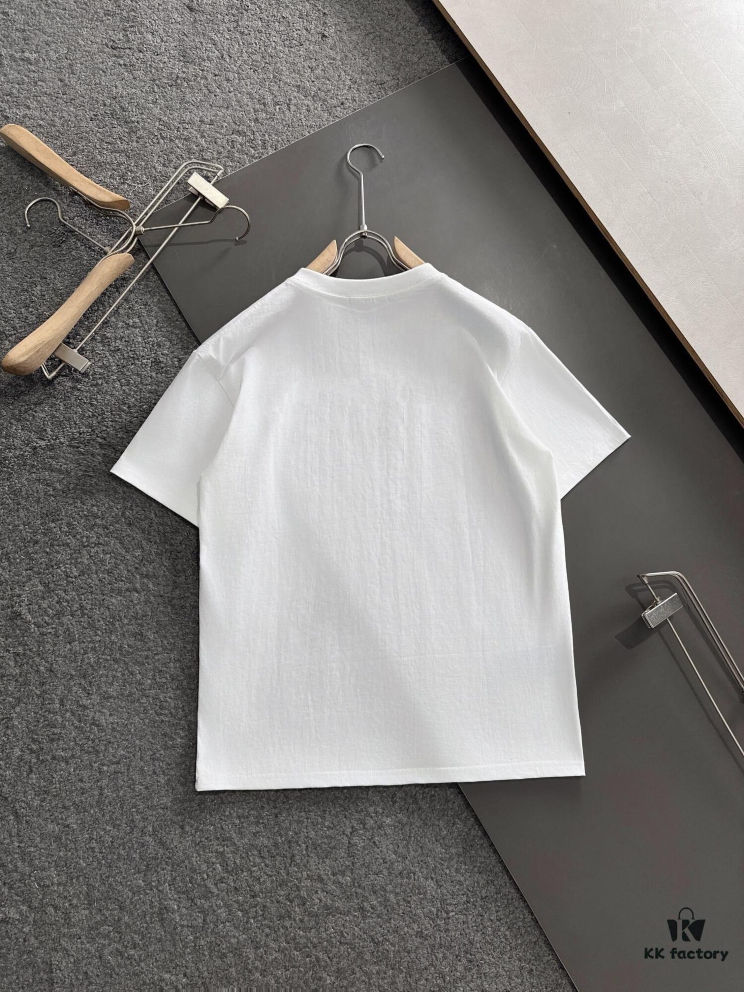 AMIRI Armani 25SS Summer New Round Neck Short Sleeve T-Shirt! 270g Heavyweight Premium Cotton Fabric with Perfect Texture and Feel! Slim Tailored Design, Clean and Sharp! Exquisitely Stitched with Excellent Fit and Superior Breathability! Stylish and Versatile for All Ages – an Essential Wardrobe Staple for Men.